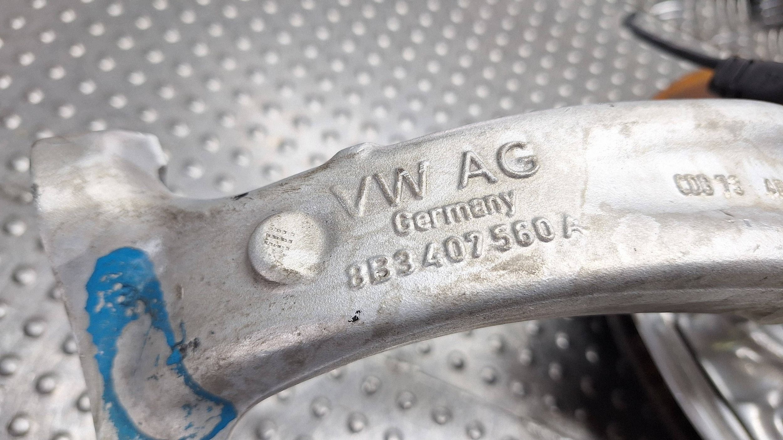 otoč čepu pravý předek 8B3407242F 8B3407560A AUDI A5 B10 A6 C9