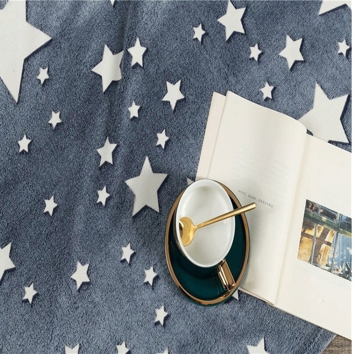 MIĘKKI KOC PLED NARZUTA NA ŁÓŻKO ŚWIECĄCY 150x200 Długość 200 cm