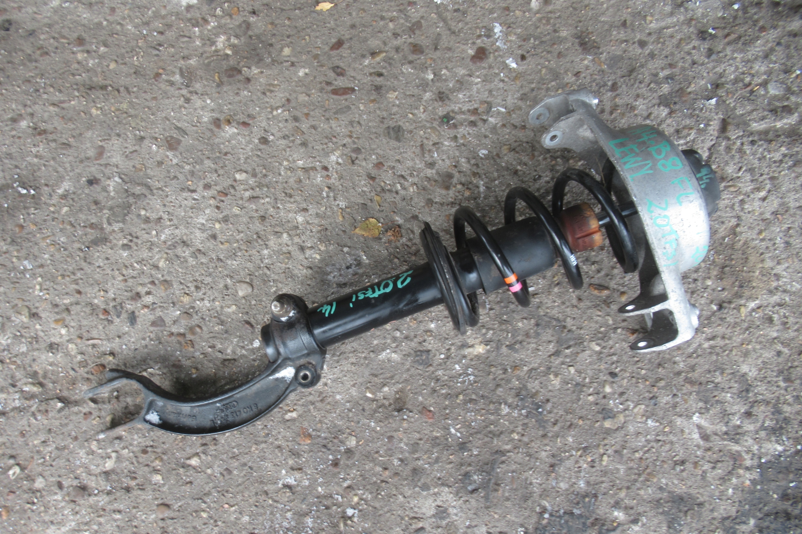AUDI A4 B8 FL 2.0 TFSI 14R shock absorber left front 8K0031CB