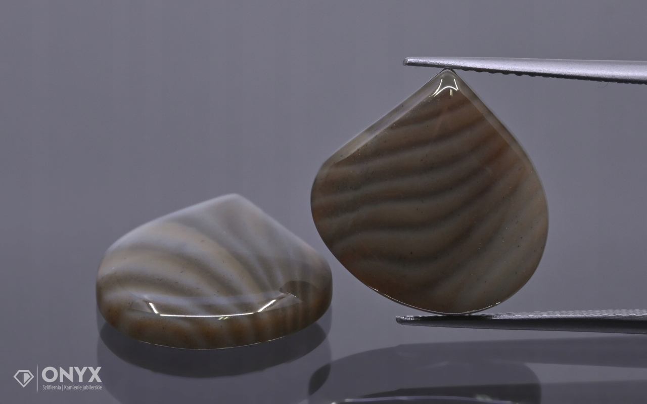 Křemík pruhovaný nízký kabošon Pár nepravidelný 15,5x15,5 mm