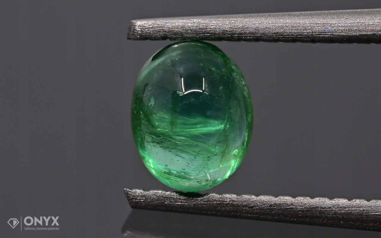 Smaragd kabošon ovál 5x4 mm