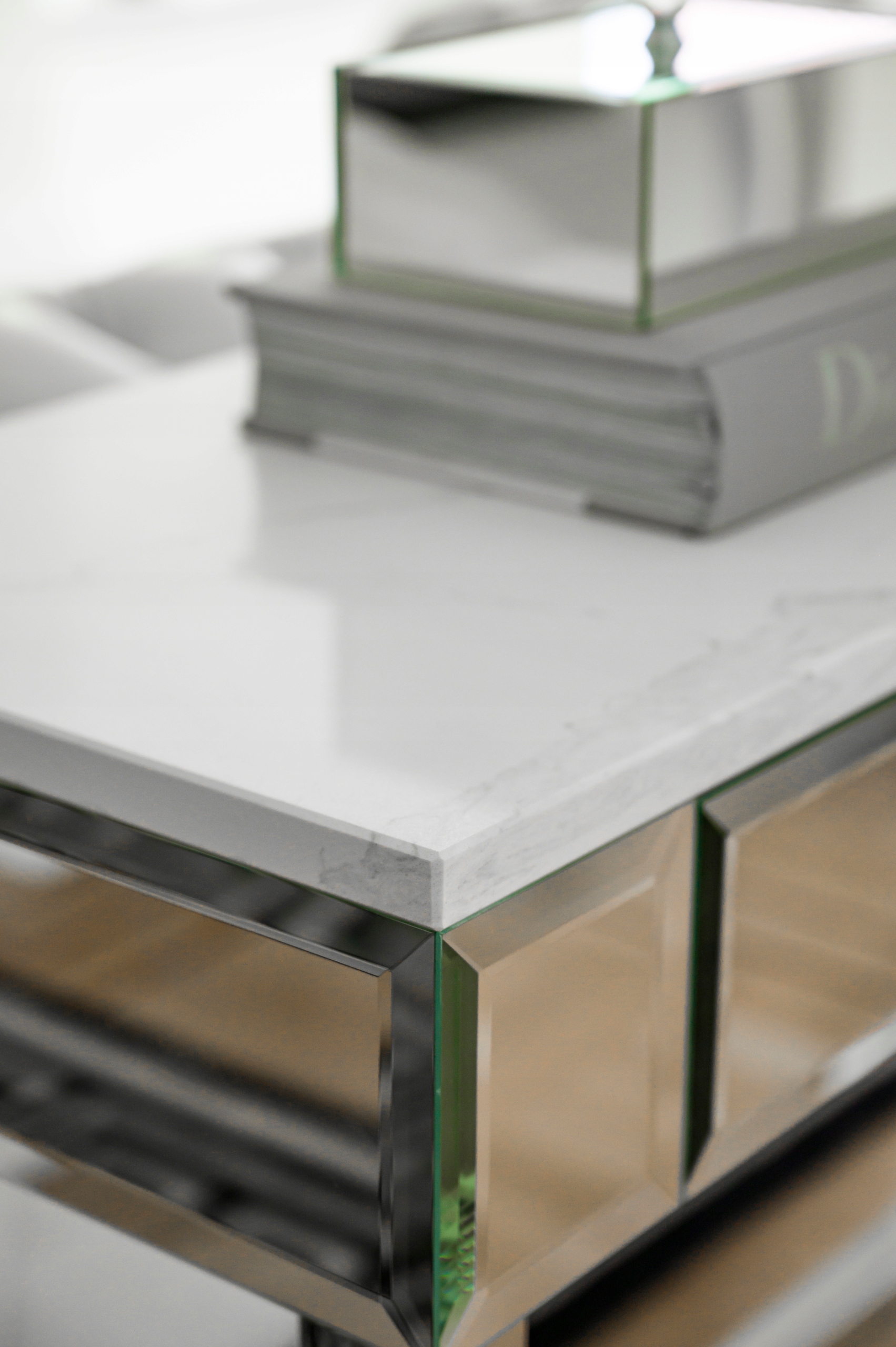 Konsola lustrzana z blatem Calacatta, stelaż chrom Kolor mebla inny kolor