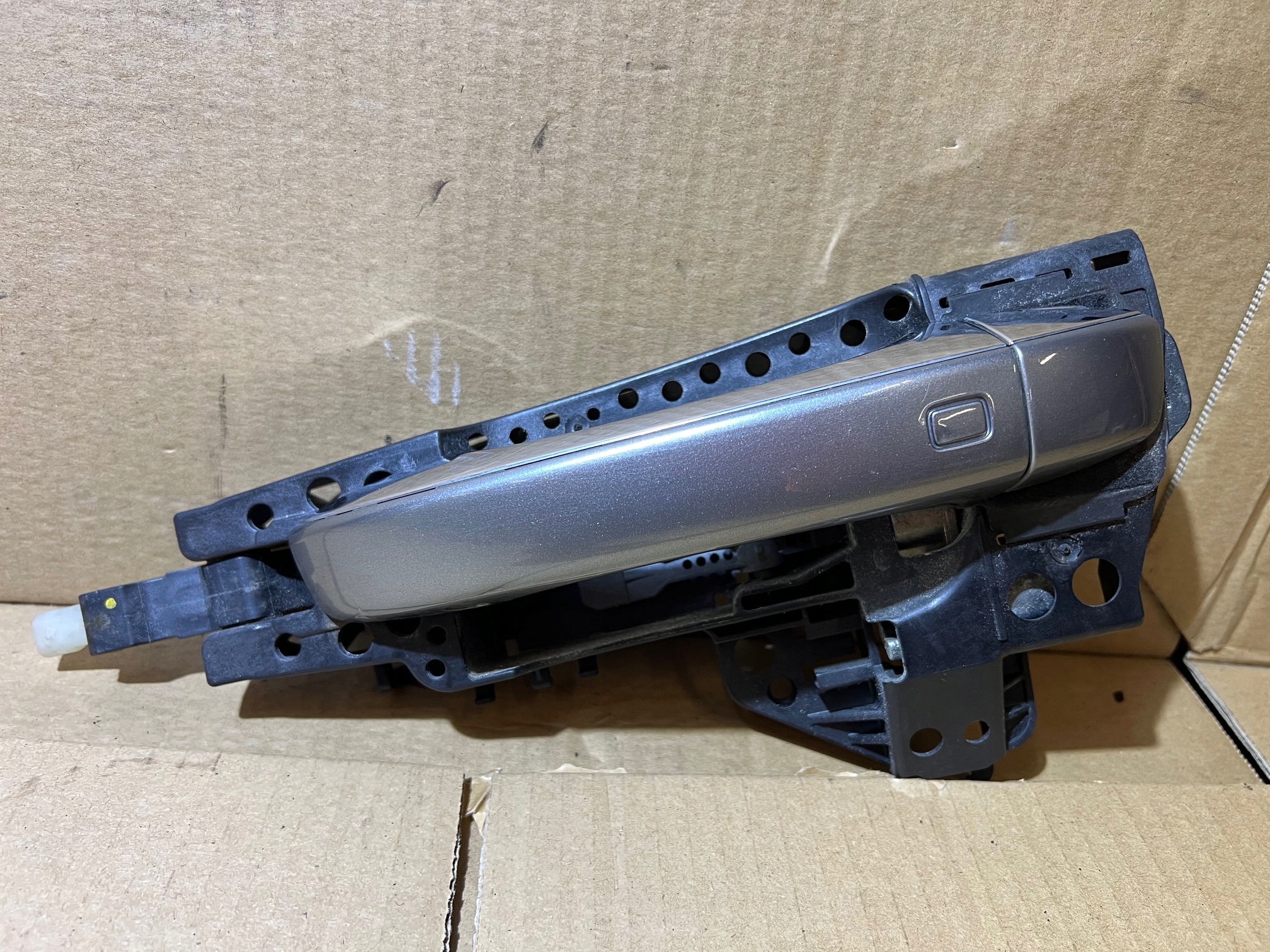 AUDI A8 D4 handle LY7G left rear part PODSWIETLENIE KEYLESS GO