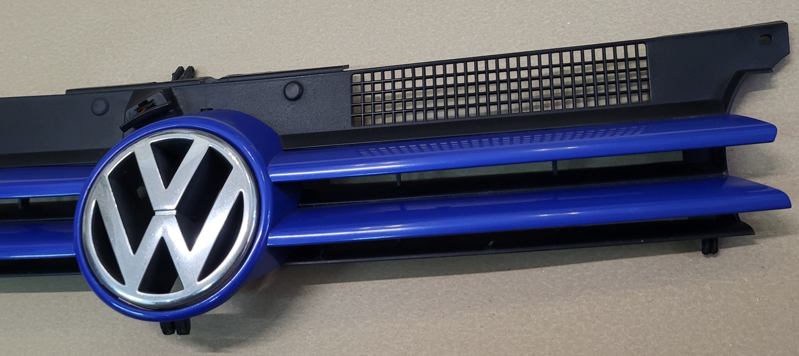 front PREKLADgrill radiator of a bumper front LOGO EMBLEMAT VW GOLF IV complete