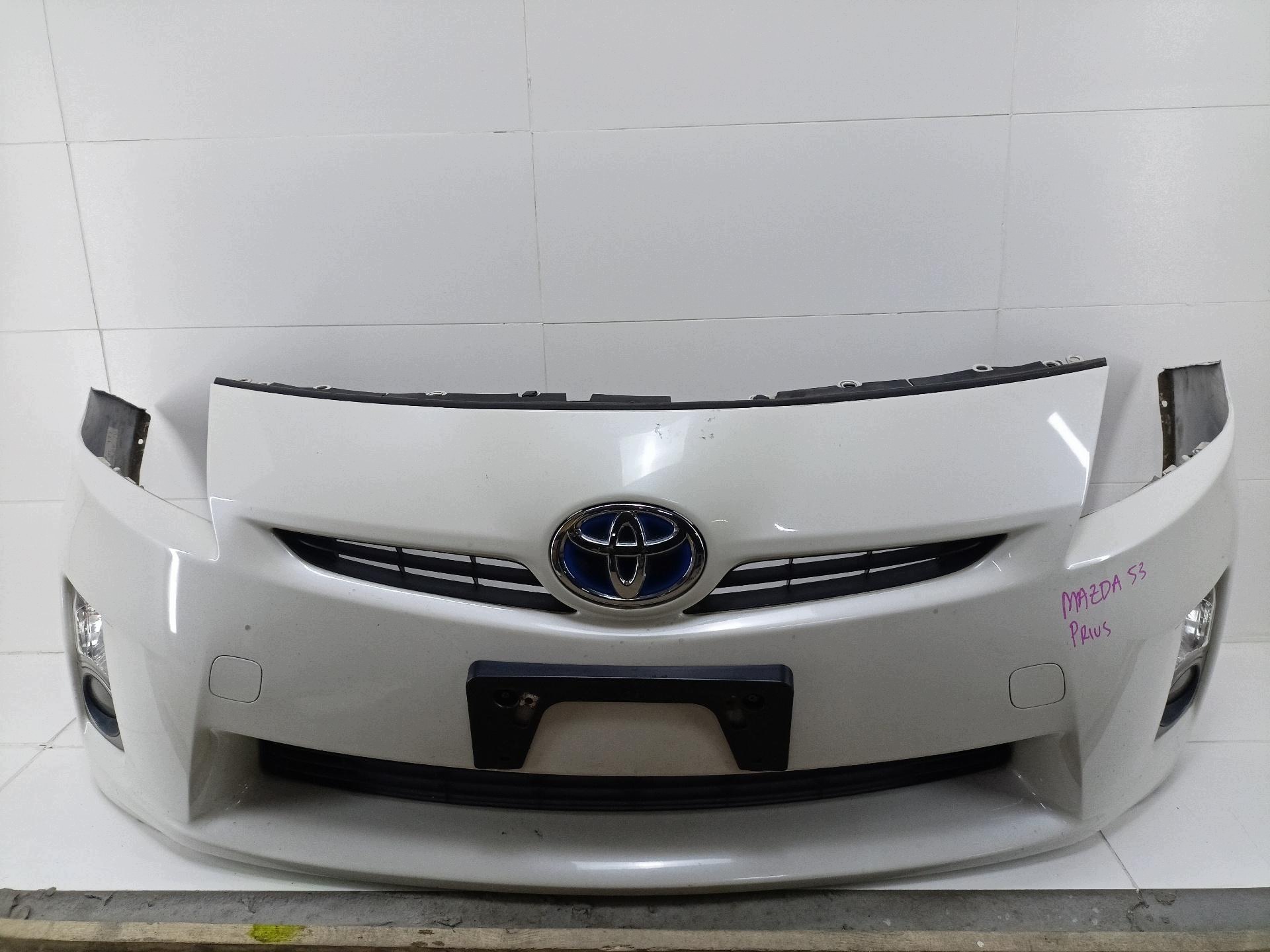 bumper front Toyota Prius 3 XW30 ZVW30 2011