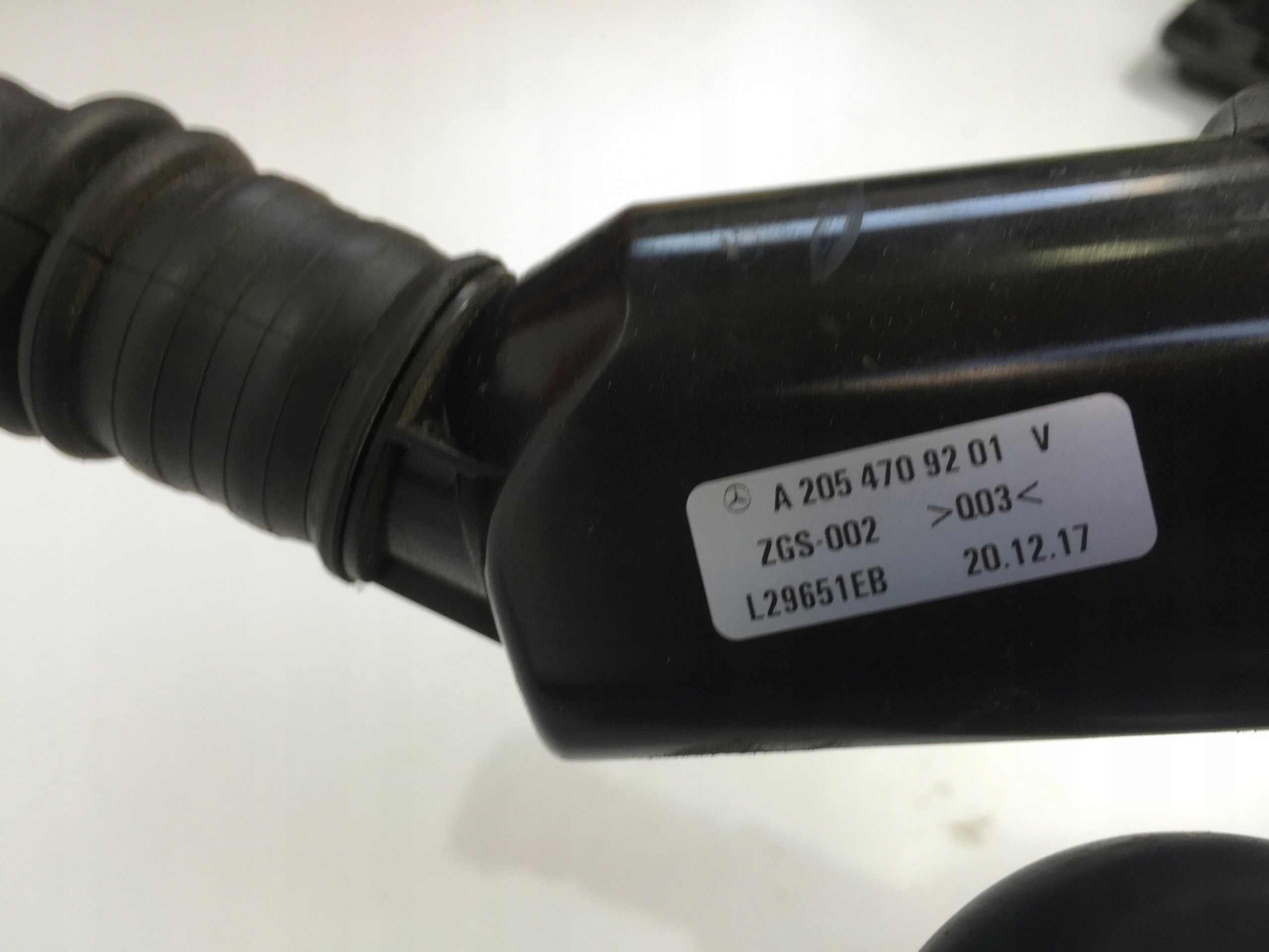 A2054709201 - MERCEDES C CLASS W205 2.2 2017 наполнитель трубы ADBLUE