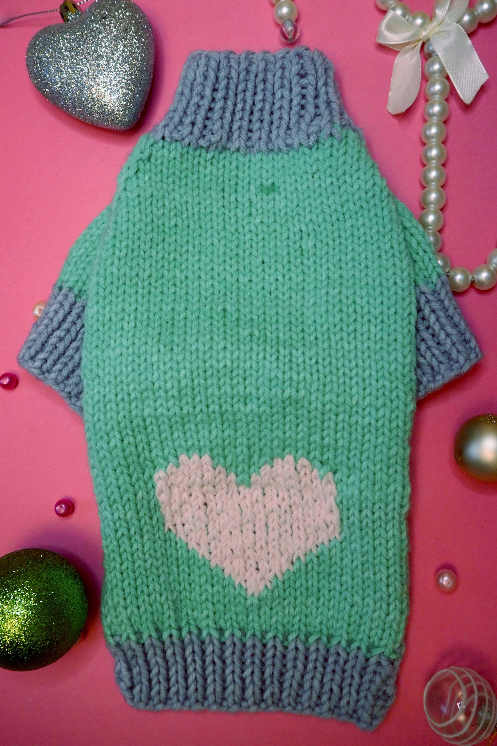 Svetr pro psa M Zelený s růžovým srdcem, teplý, handmade