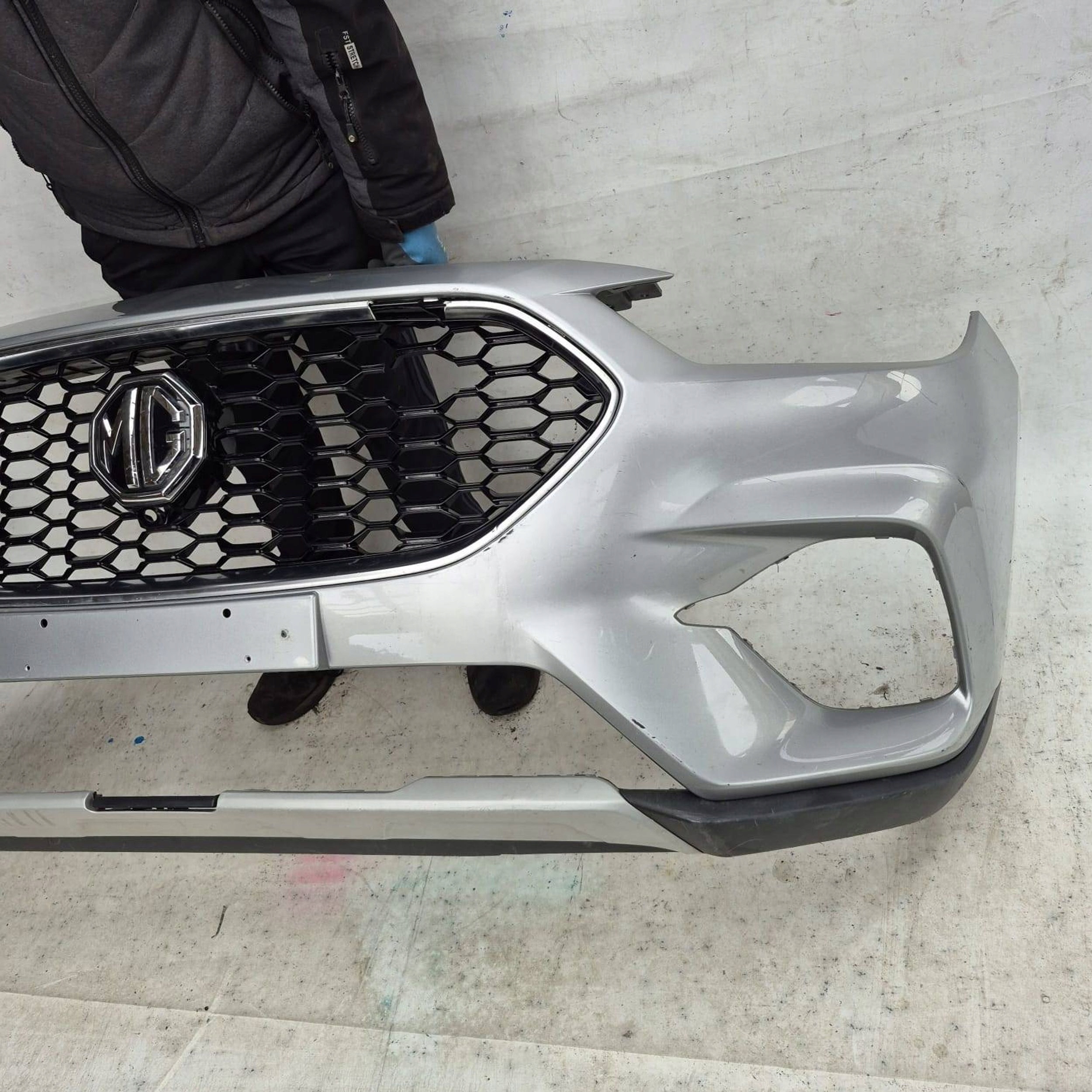 MG ZS LIFT 20- bumper front front P10628329 + GORA