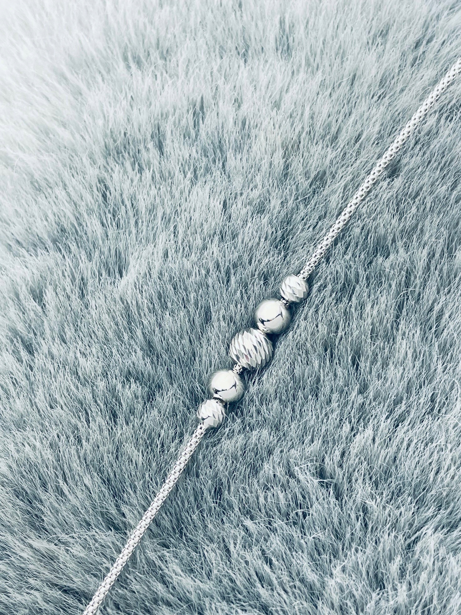 Stříbrný náramek hadička kuličky korálky