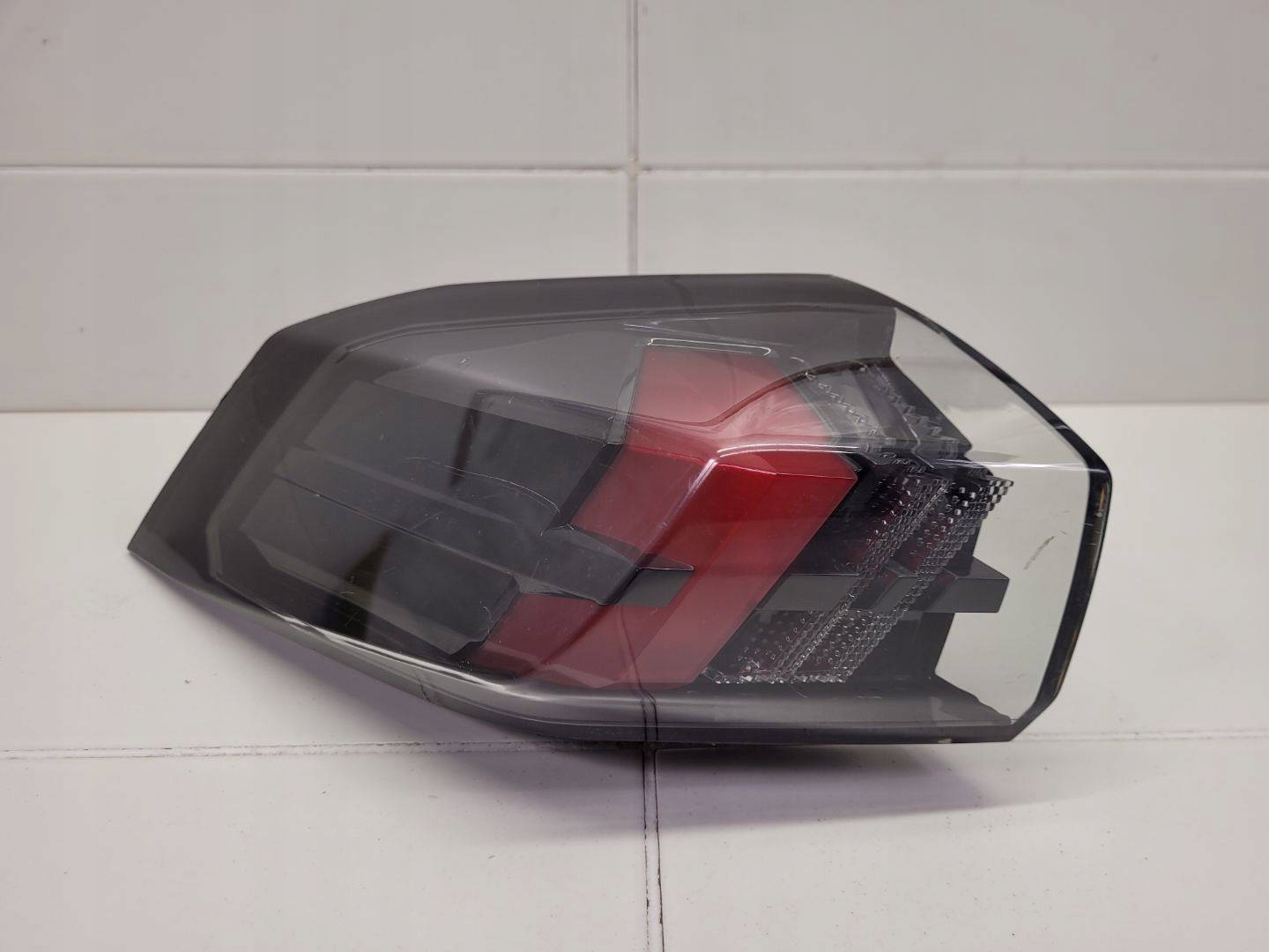 light rear left side Peugeot 2008 2 2021 FR2695010201
