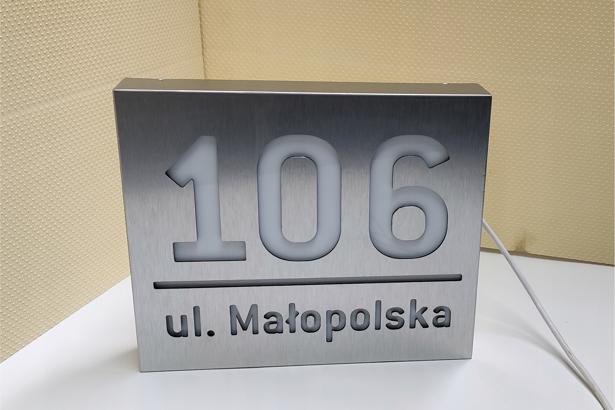 Podświetlany numer domu wym. 20x30 cm Szerokość produktu 30 cm