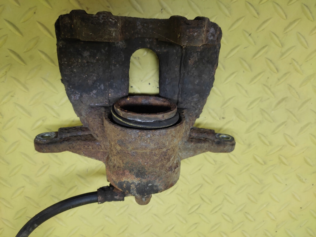 TOYOTA AVENSIS T25 2.0 D4D caliper brake right front