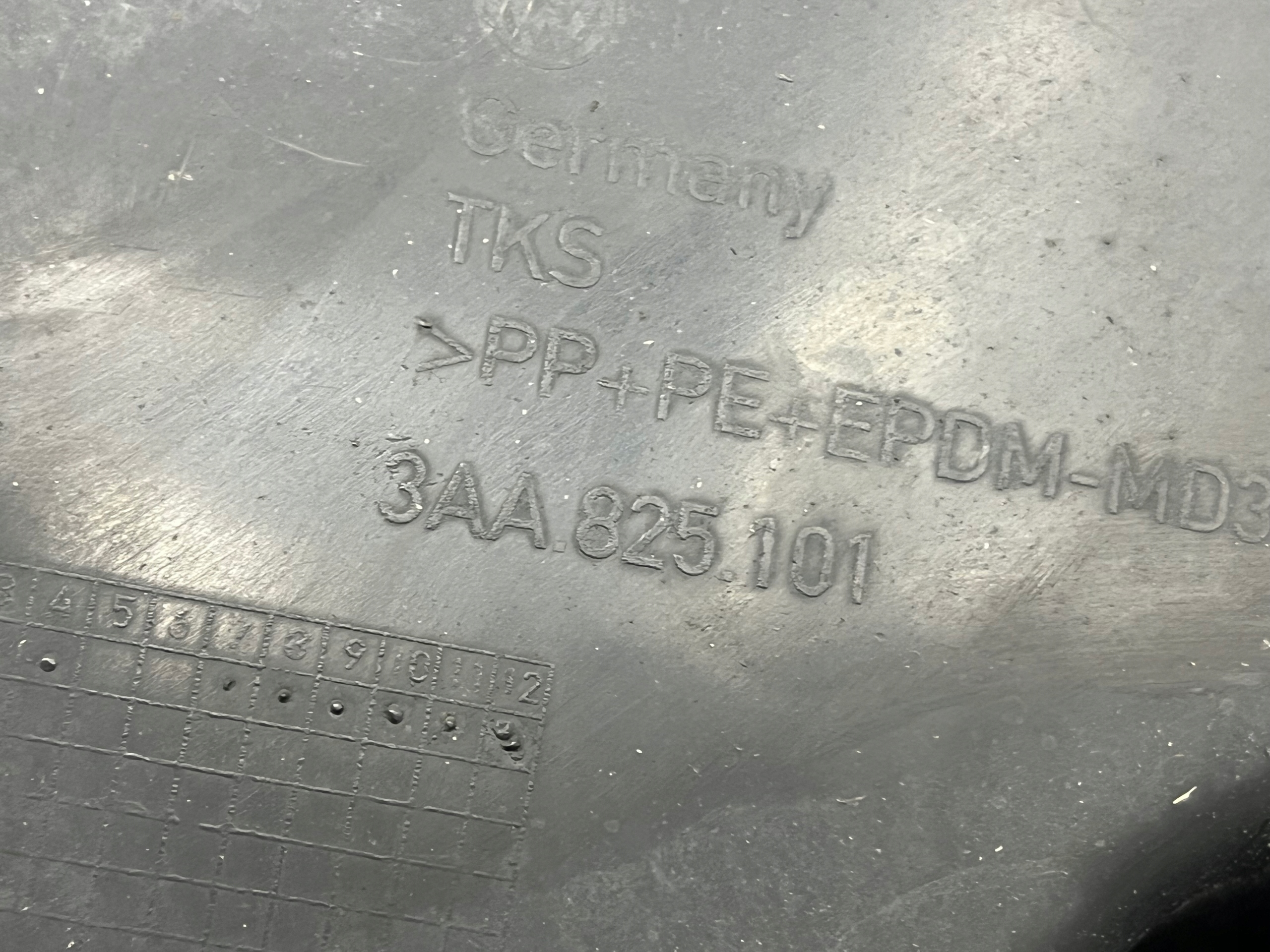 VW PASSAT B7 2.0TDI cover rear chassis 3AA825101