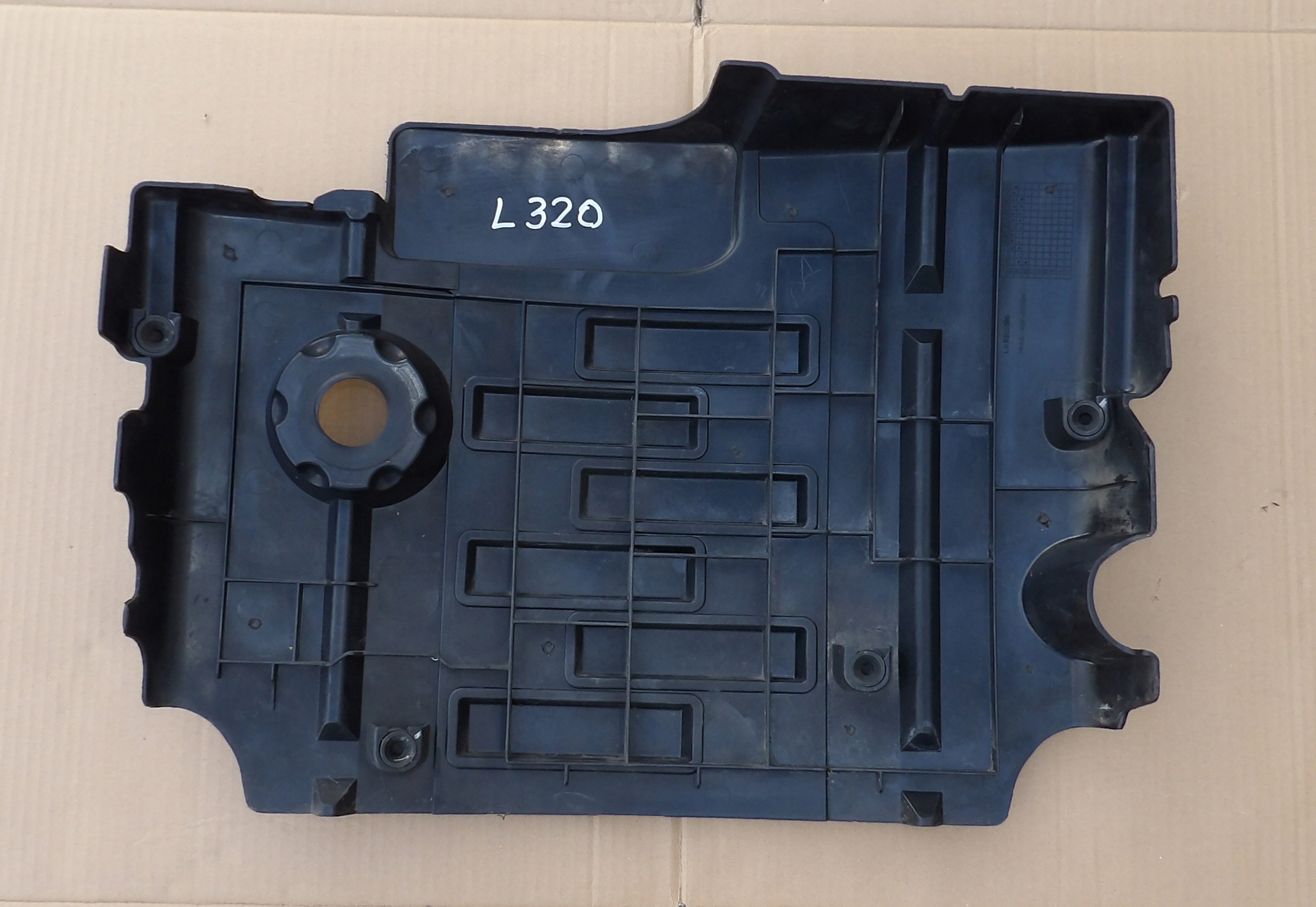 RANGE ROVER SPORT L320 2.7D POKRYWA OSŁONA SILNIKA GÓRNA Producent części Land Rover OE