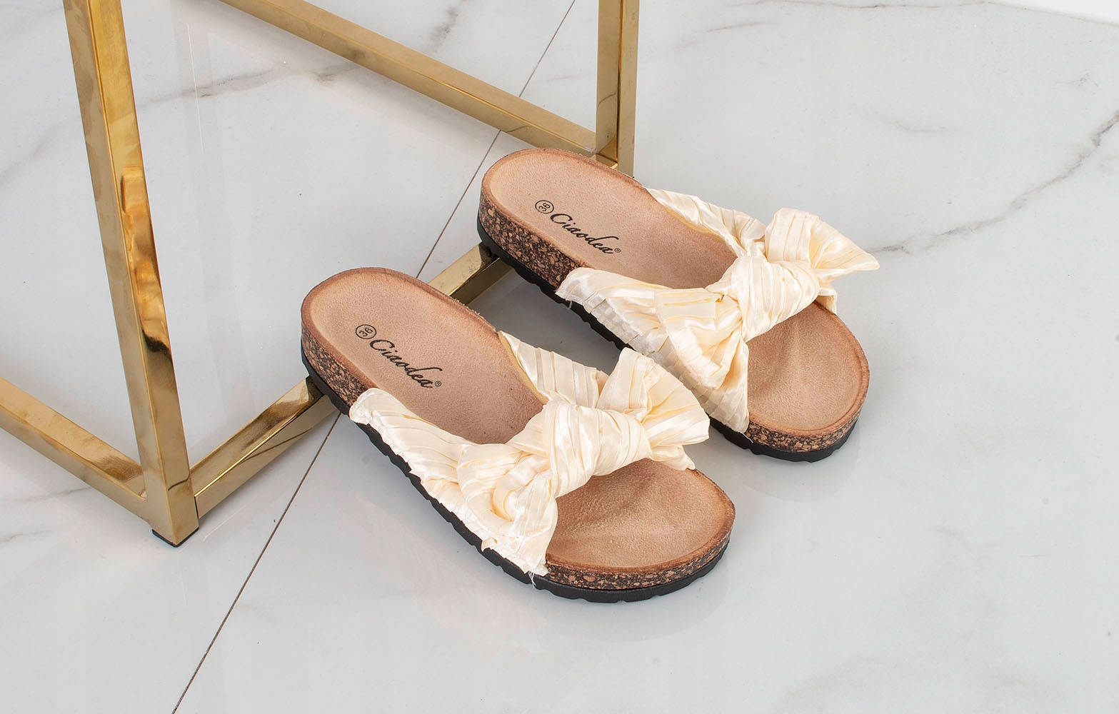 7216 BEŻOWE KLAPKI NA KORKU PROFILOWANE KOKARDA 38 Wzór dominujący bez wzoru