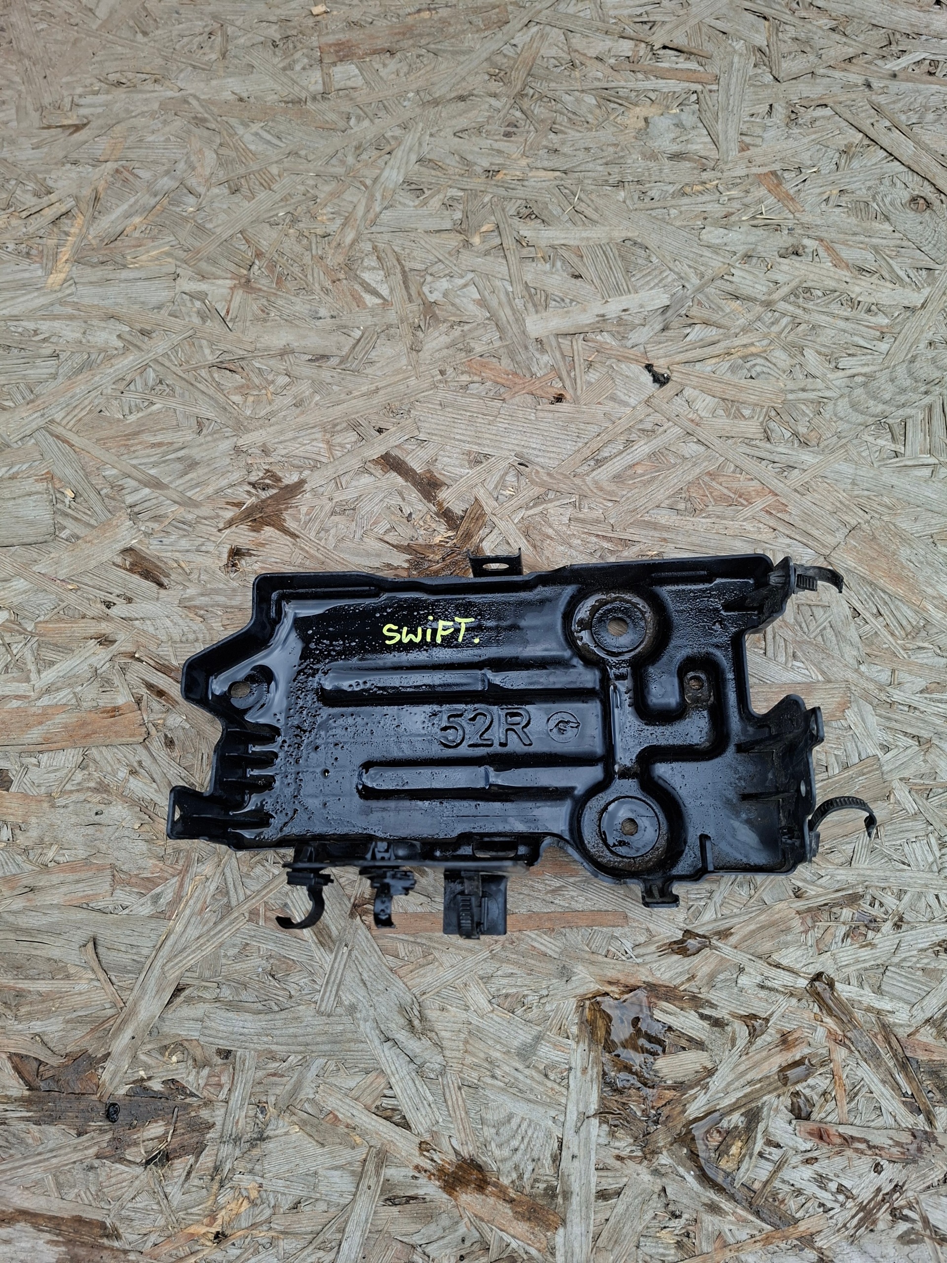 držač akumulatora SUZUKI SWIFT MK8 72520-52R10