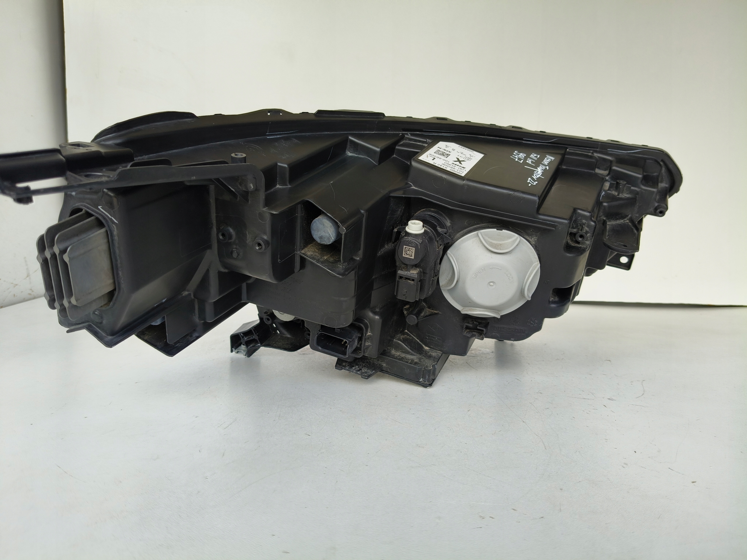 light left REFLEKTOR NISSAN TOWNSTAR 22- LED
