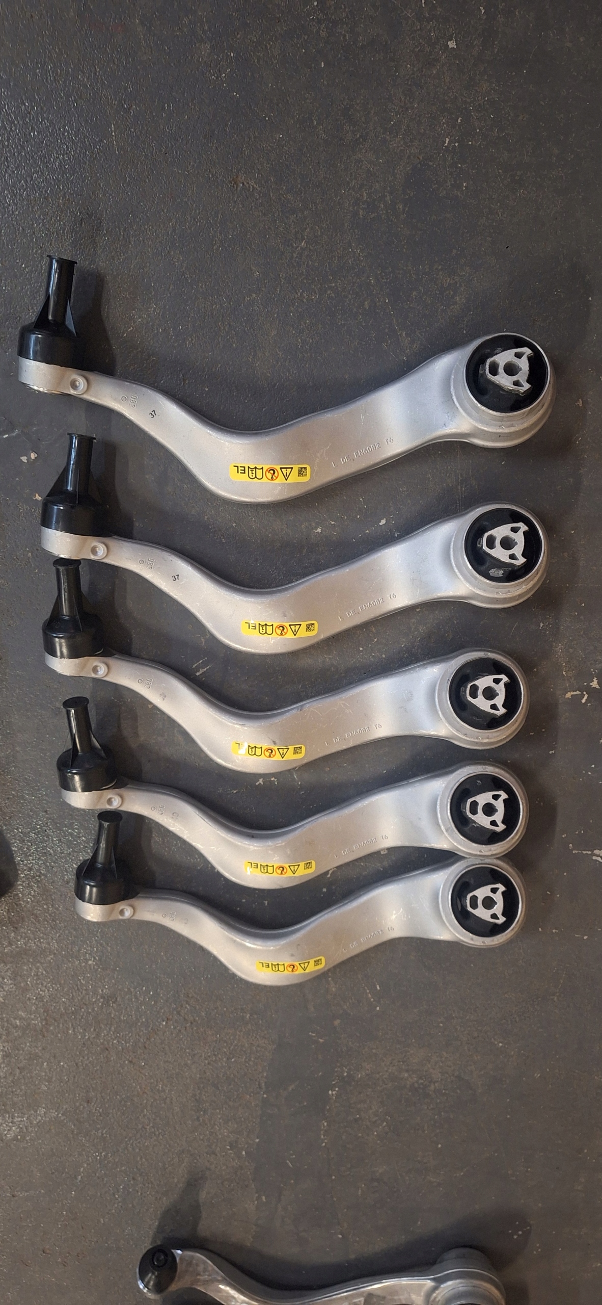 Wahacz przedni dolny BMW 7 G70 8881403