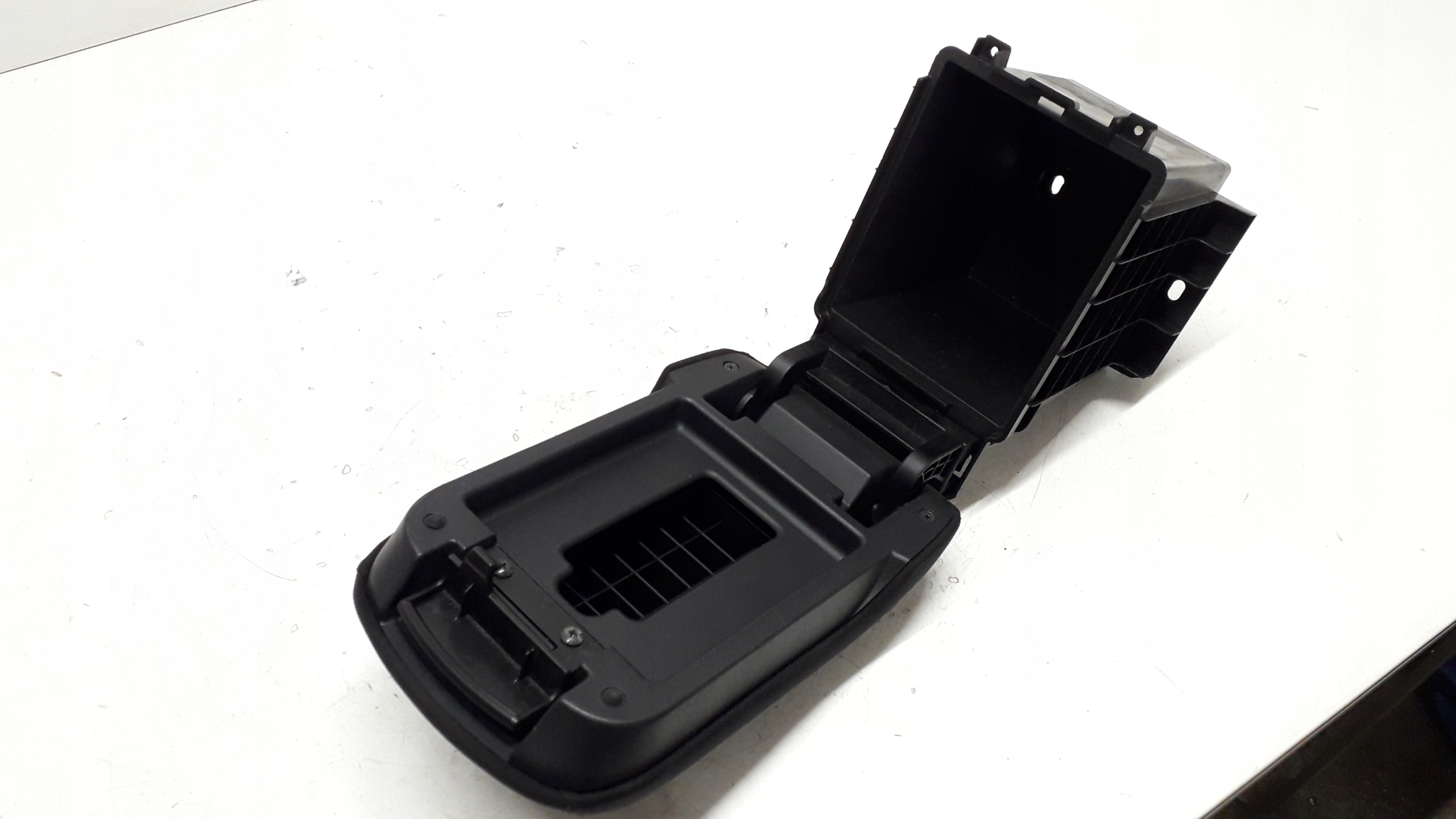 mitsubishi LANCER 8 VIII подлокотник 8011A223