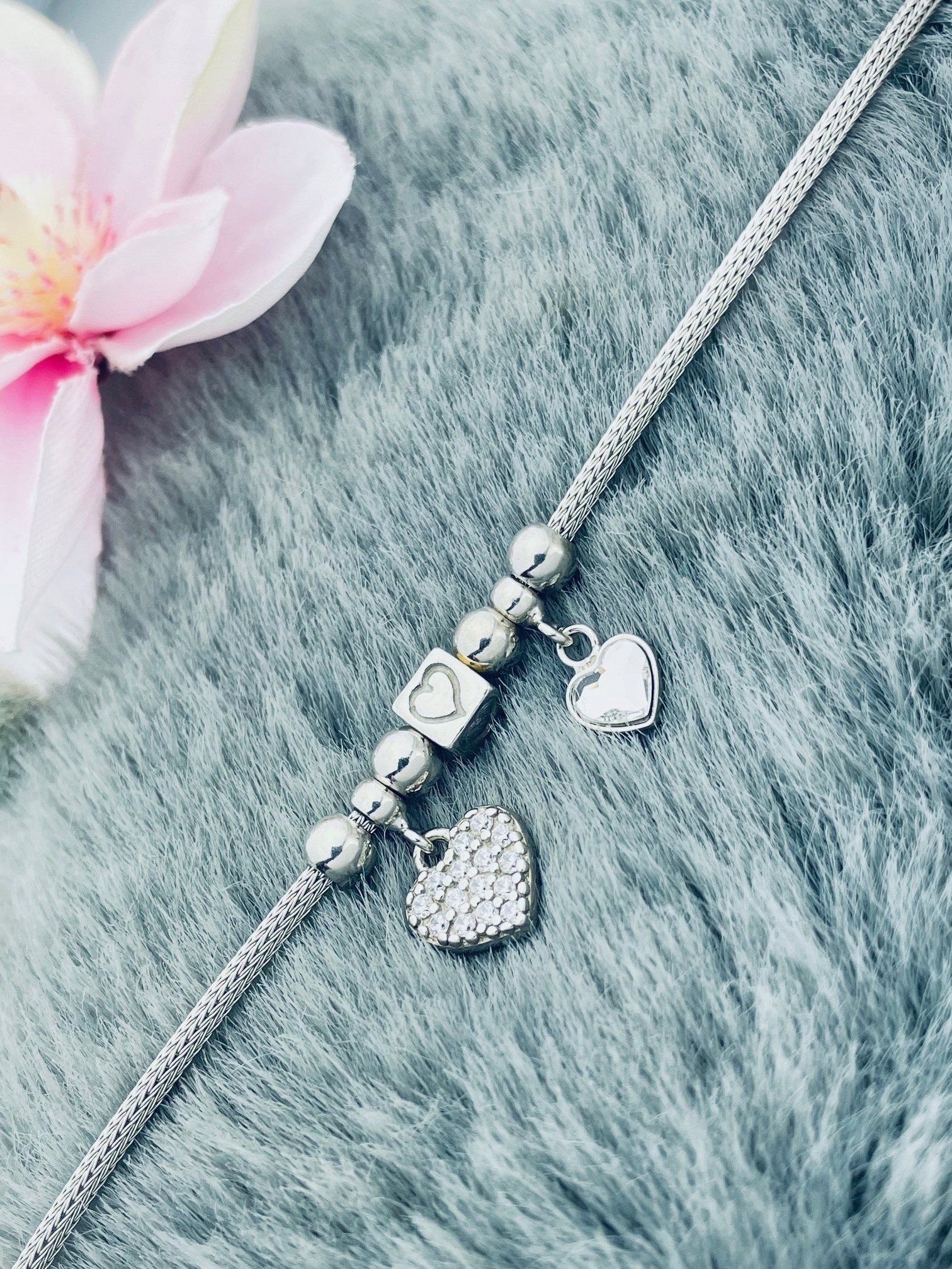 Stříbrný náramek hadička kuličky srdce srdíčka se zirkony