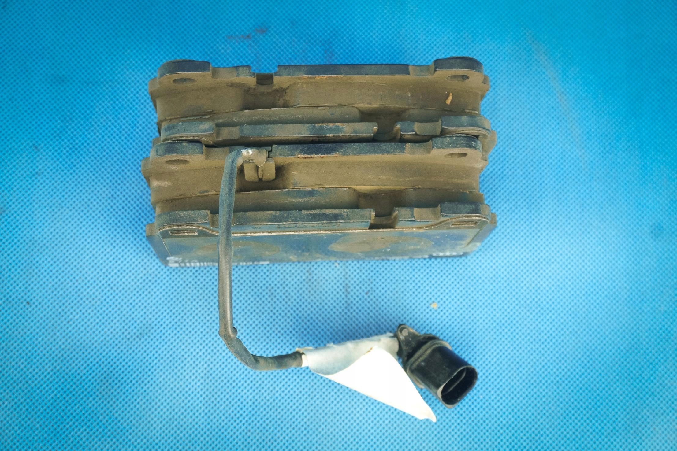 kotuče brzdové plotýnky předek Audi Q5 8R 4G0615301 8R0698151L