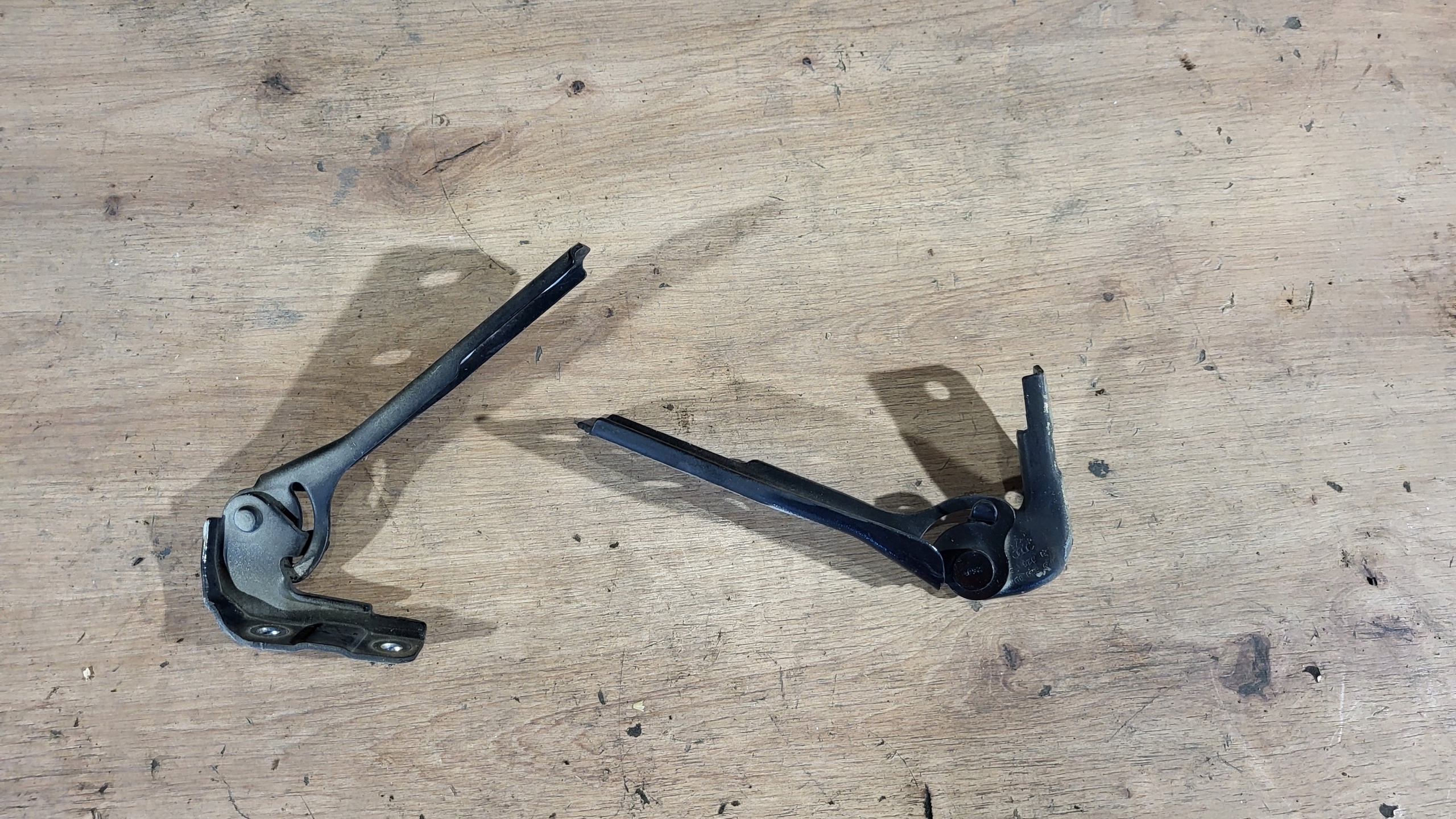 ПЕТЛІ КАПОТУ КОМПЛЕКТ AUDI A3p 04-07 Ly9b