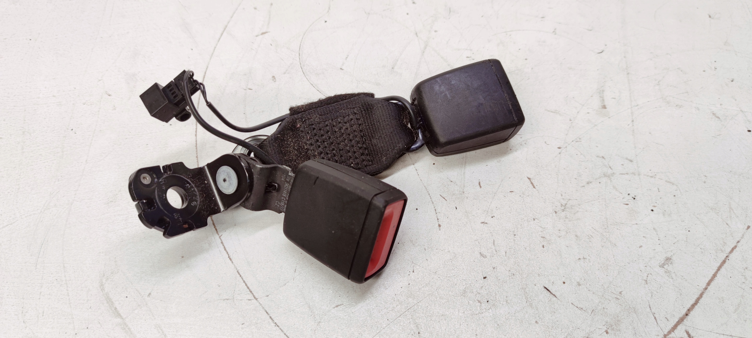 защелка ремня зад Audi A4 B9 8W0857739D