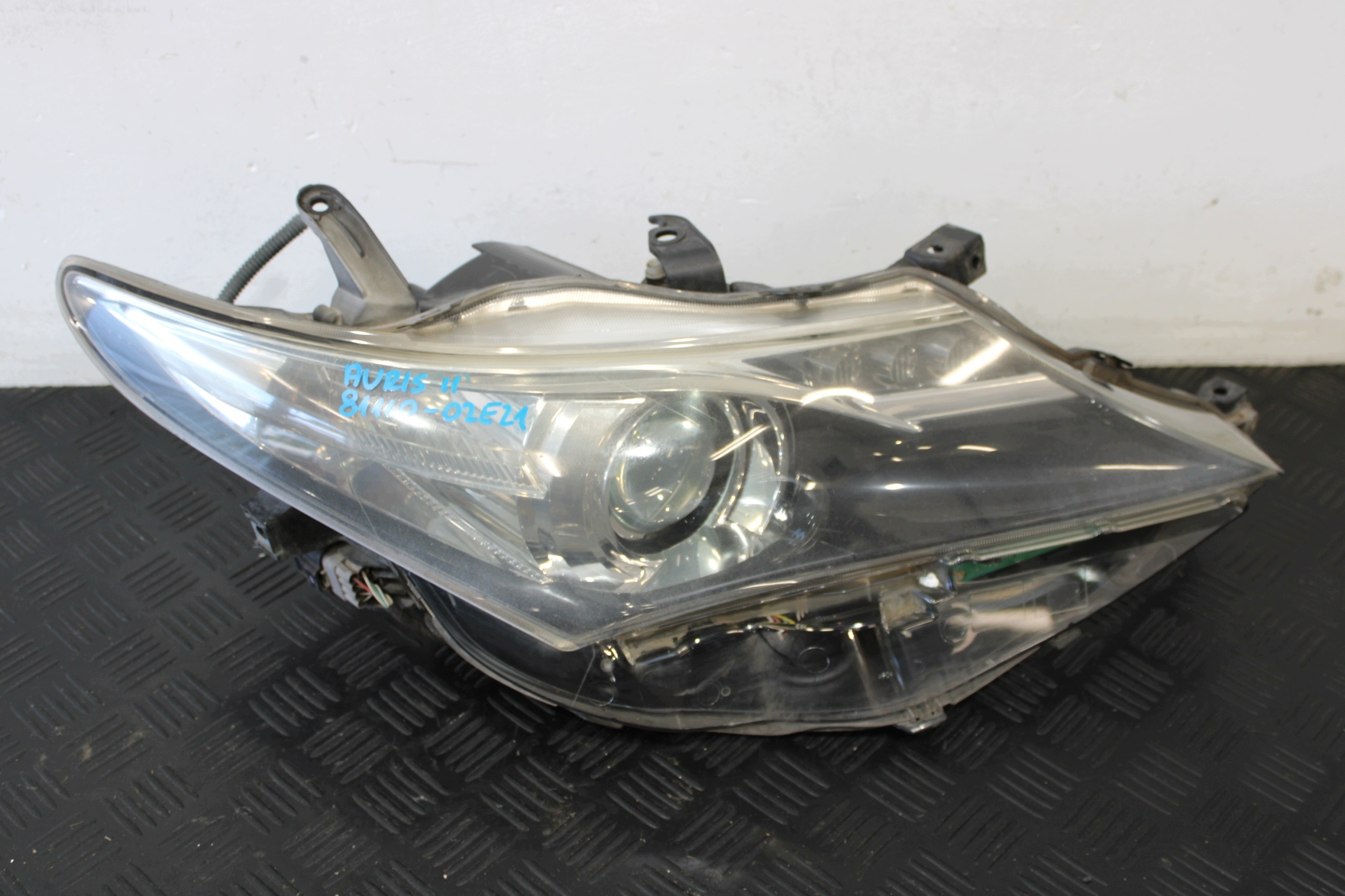 light right front front 81110-02E21 TOYOTA AURIS II 2 KOMBI