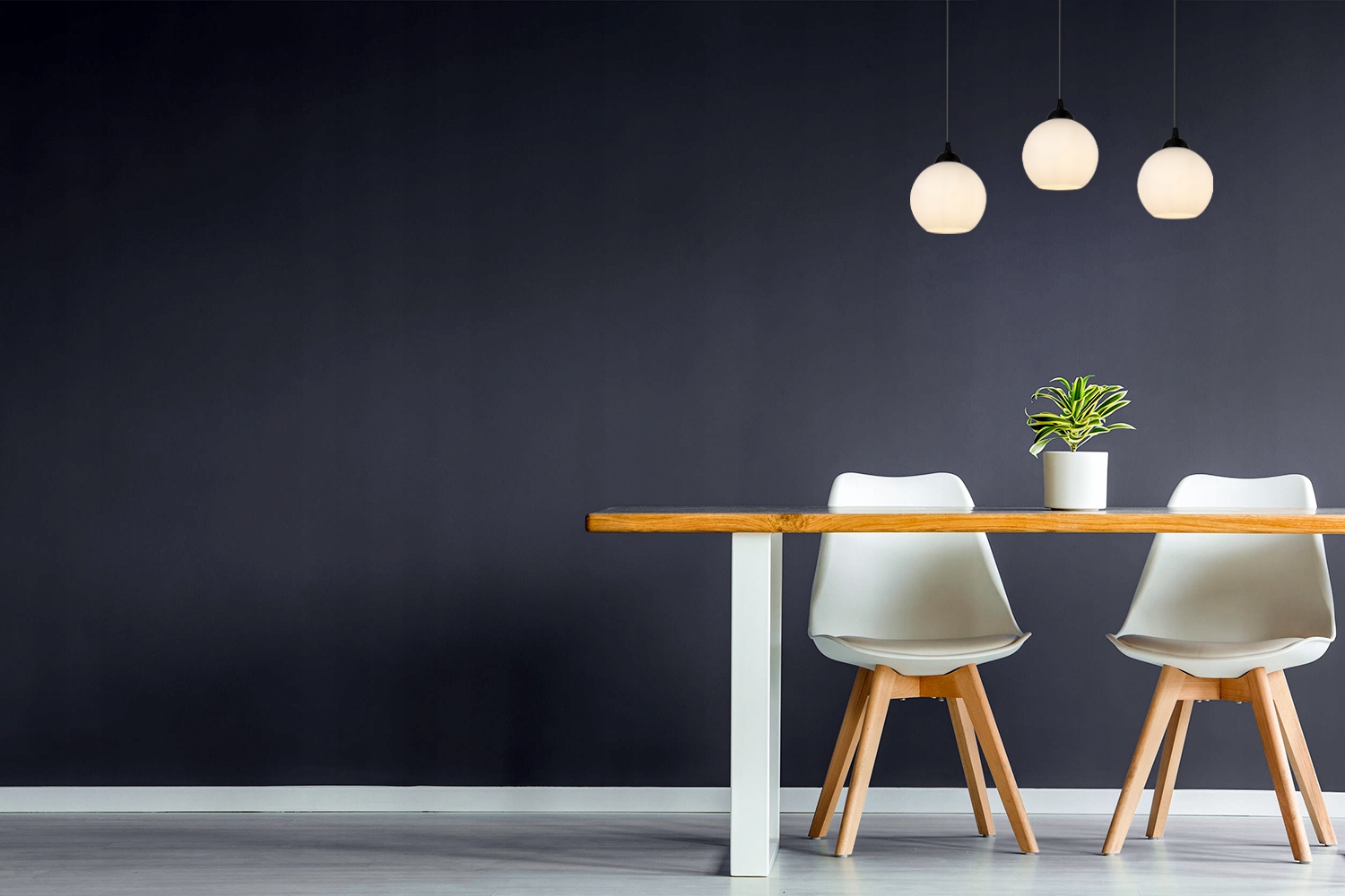 LAMPA WISZĄCA KLASYCZNA METALOWA SZKLANY KLOSZ Marka Light Home