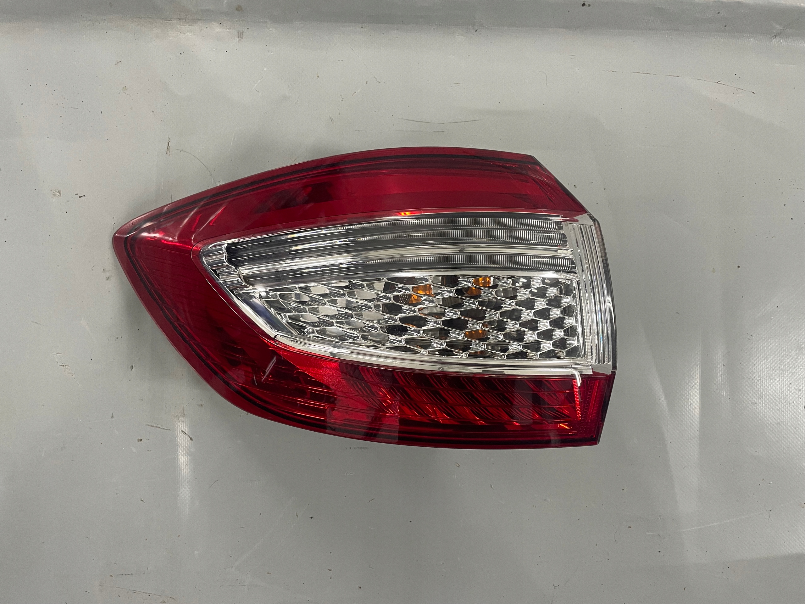 FORD MONDEO MK4 IV LIFT KOMBI LAMPA TYŁ TYLNA LEWA W BŁOTNIK