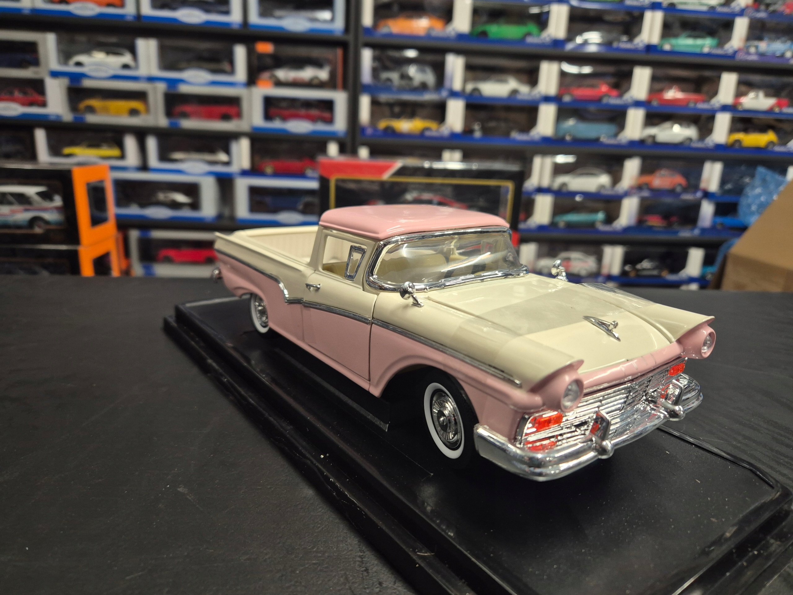 FORD RANCHERO 1957 1/18 ROAD SIGNATURE LDC 92208 Model RANCHERO