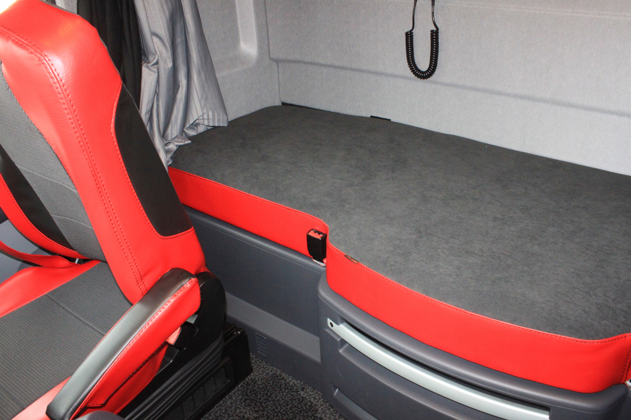 POKROWIEC NA MATERAC ŁÓŻKO TIR RENAULT T GAMA T ŁÓŻKO STAŁE PLUSZ ECO SKÓRA