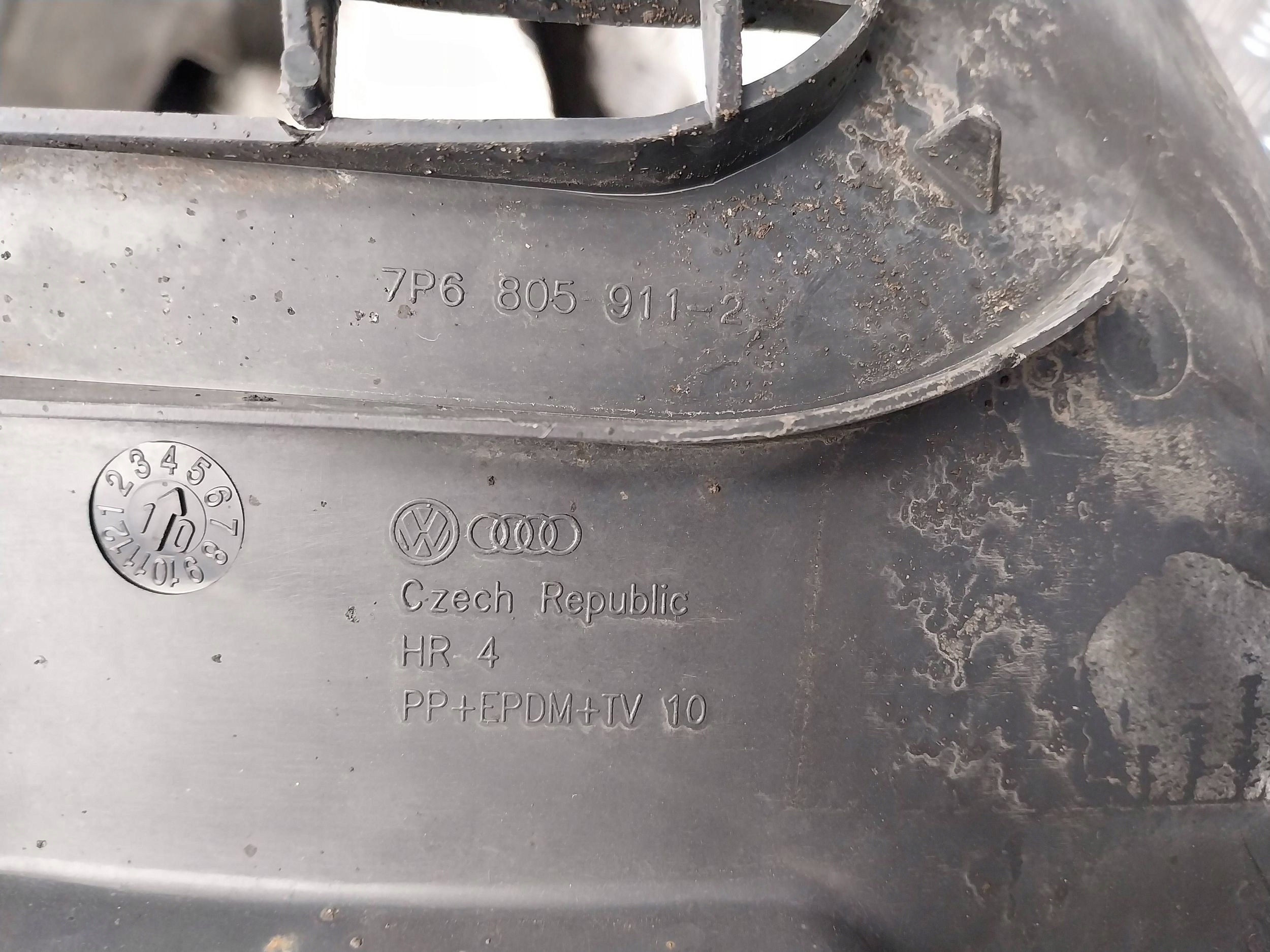 mudguard left front 7P6805911 VW TOUAREG II 7P