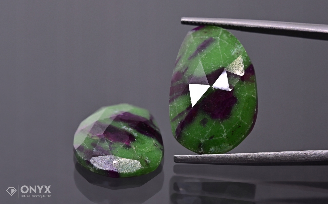 Zoizyt s rubínem fasetovaná rozeta Para nepravidelná