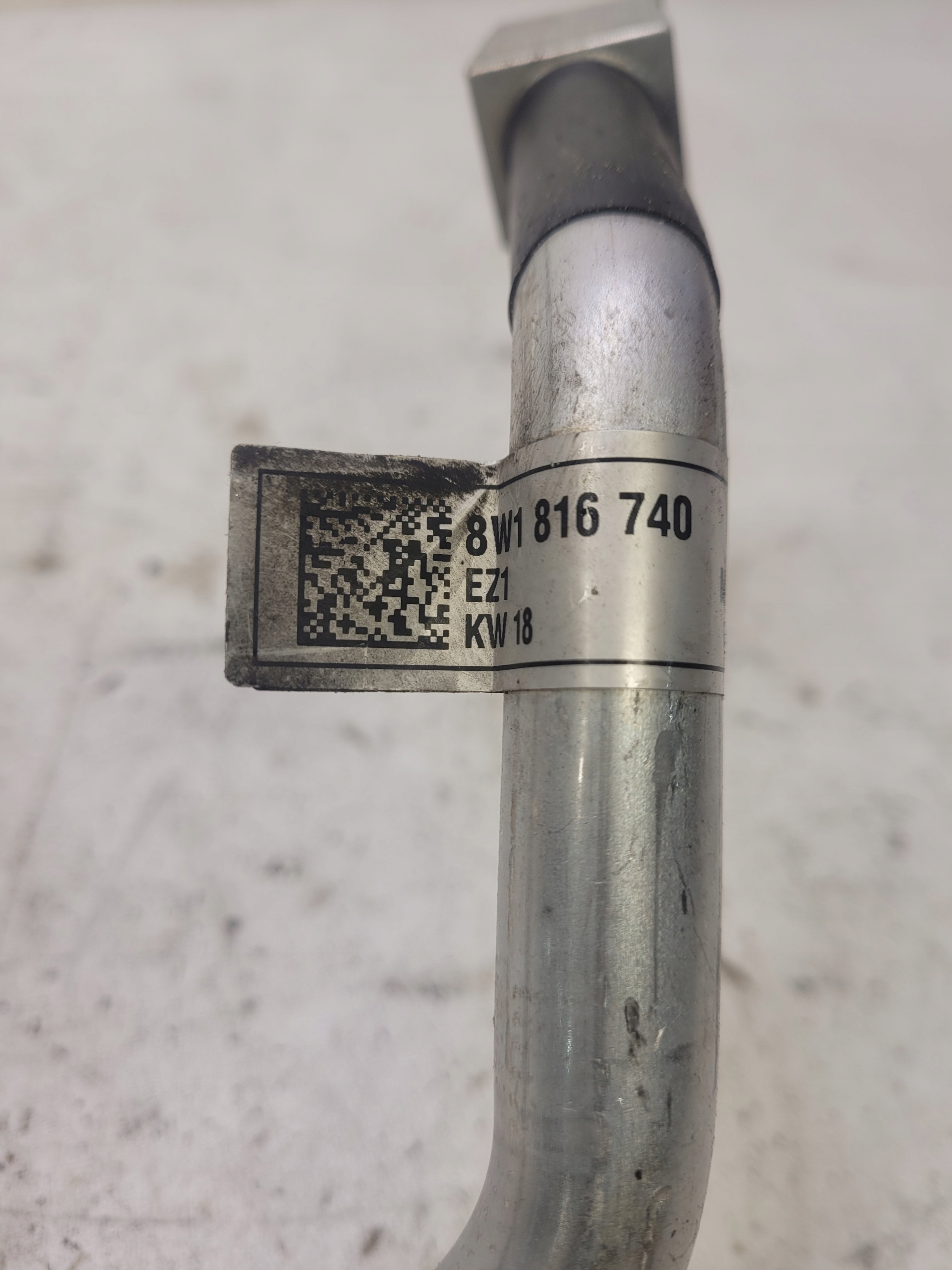 vedení hadice klimatizaci AUDI A4 B9 A5 8W1816740