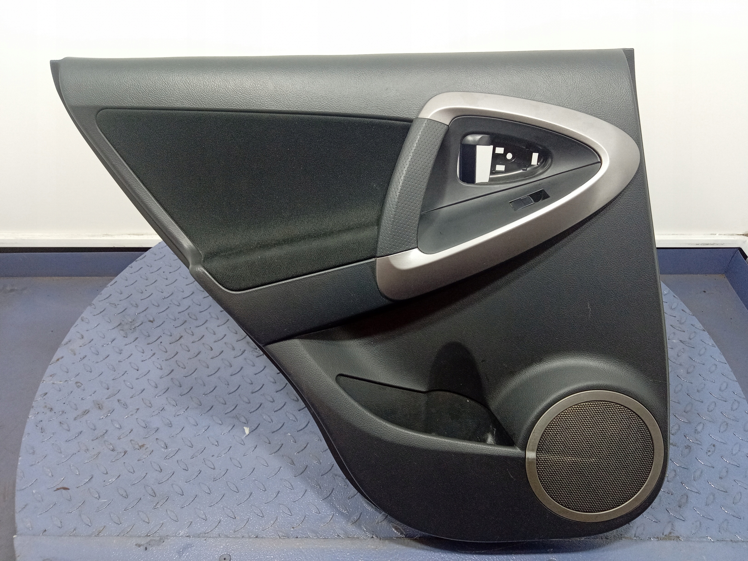 TOYOTA RAV4 III XA30 05- TAPICERKA DRZWI TYŁ LEWA BOCZEK 67788-X1B02 Producent części Toyota OE