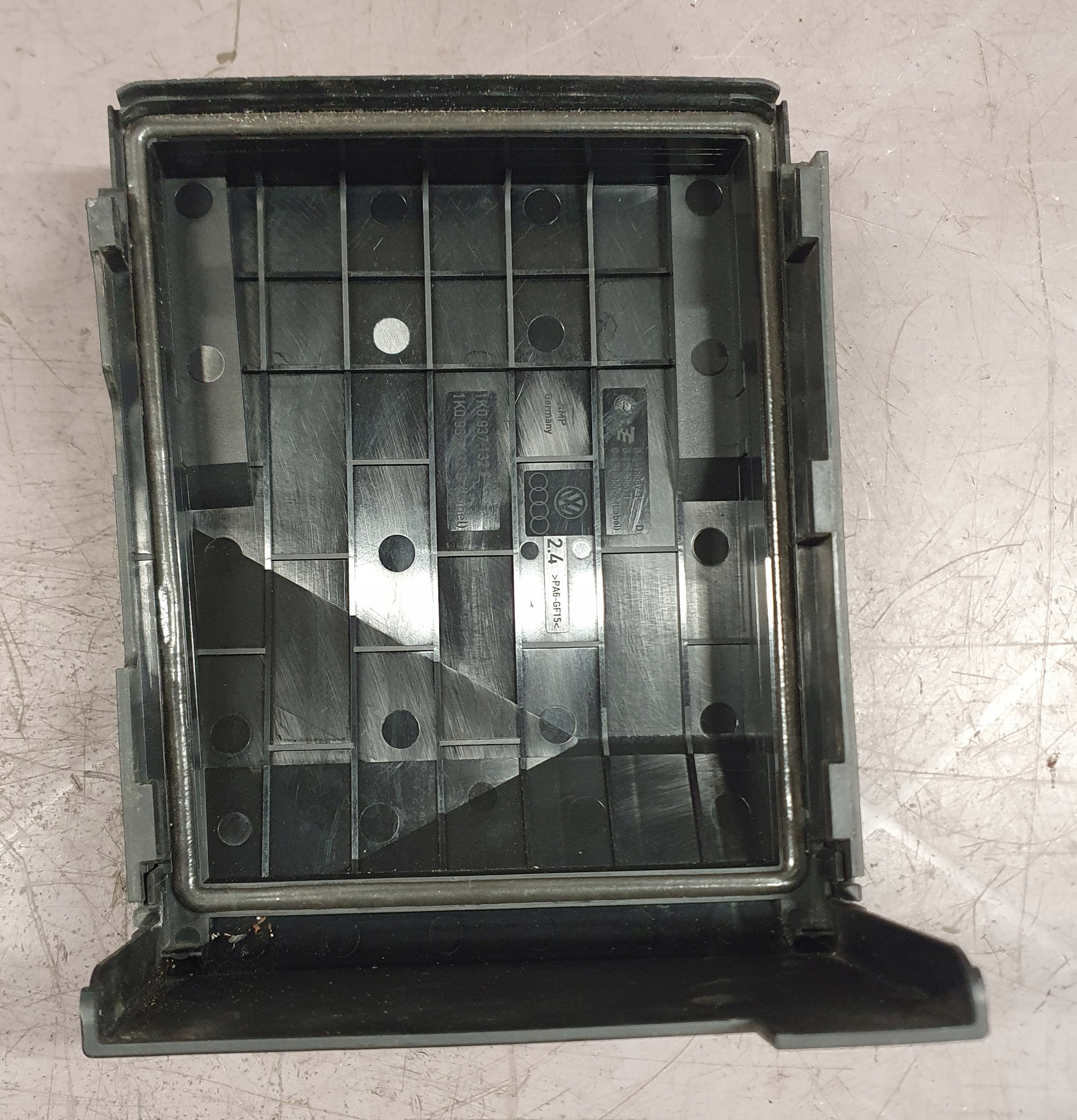 крышка коробки предохранителей Audi OE 1K0937132F