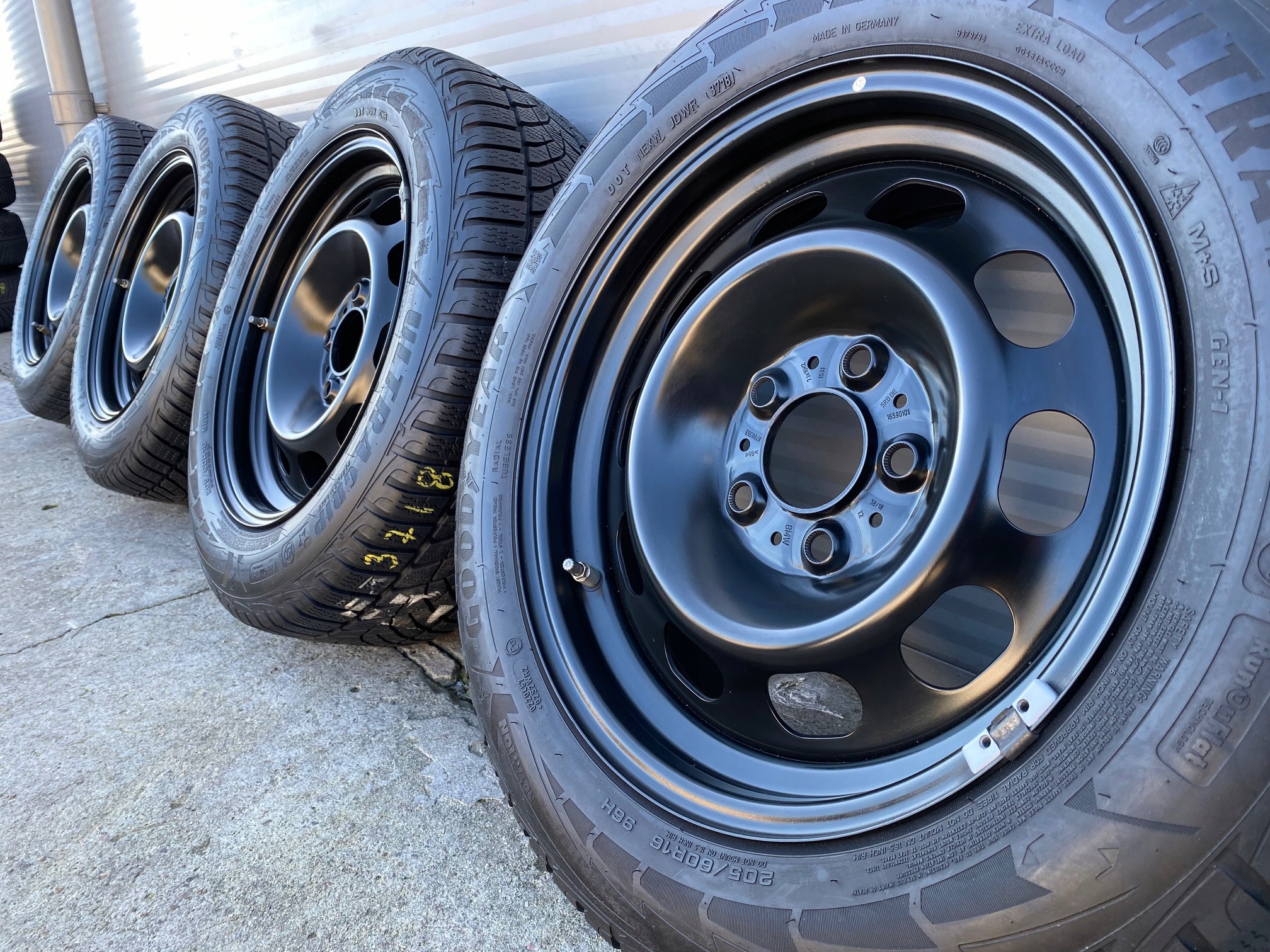 KOŁA ZIMOWE BMW 3 F30 F31 205/60/16 bdb 18r. RFT Rozstaw śrub 5x120