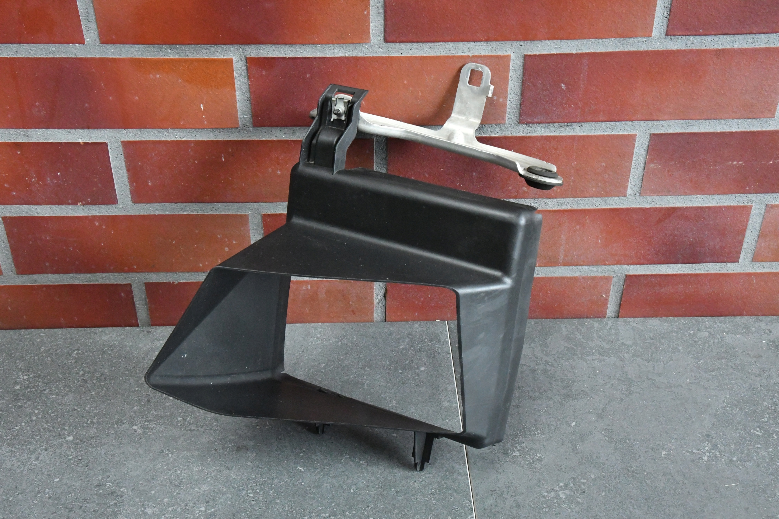 front panel, wall OKULAR left holder intake BMW 5 G30 G31 petrol