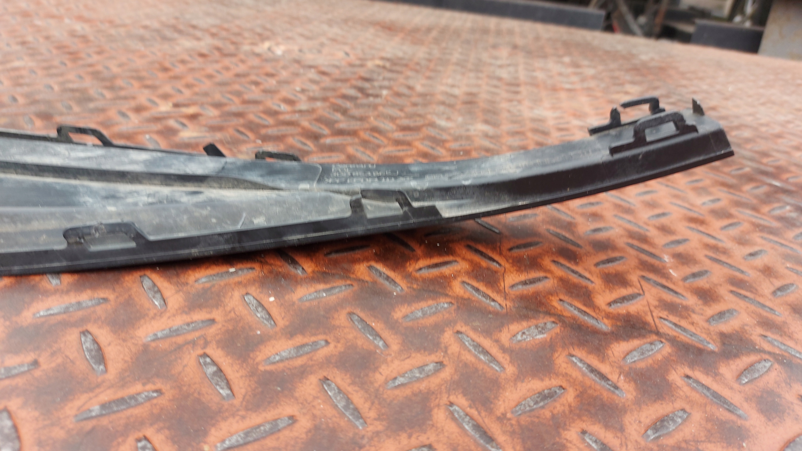 grid of a bumper left left front VW VOLKSWAGEN PASSAT B8 19