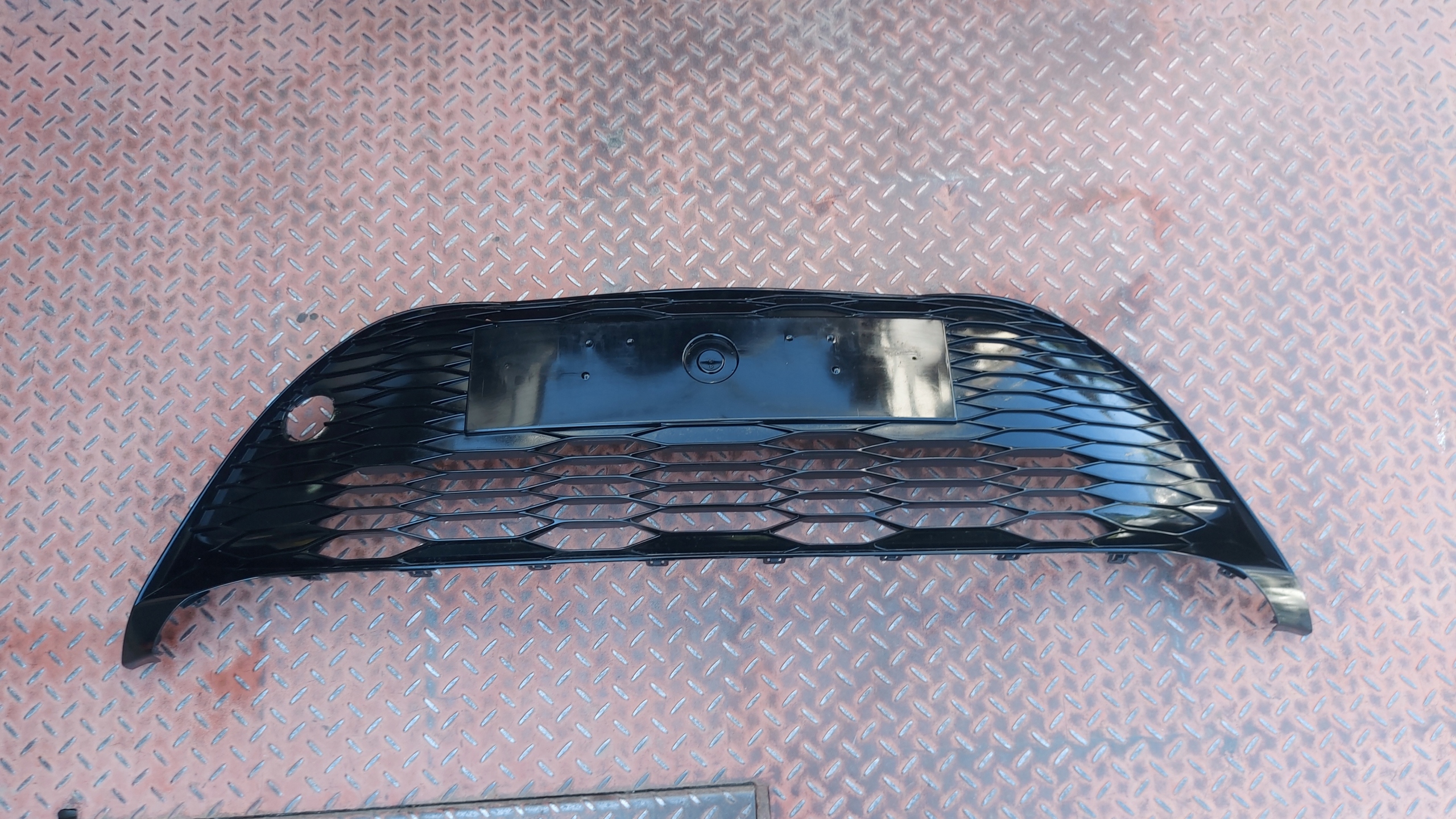 grid of a bumper central front front TOYOTA YARIS III 17- LIFT