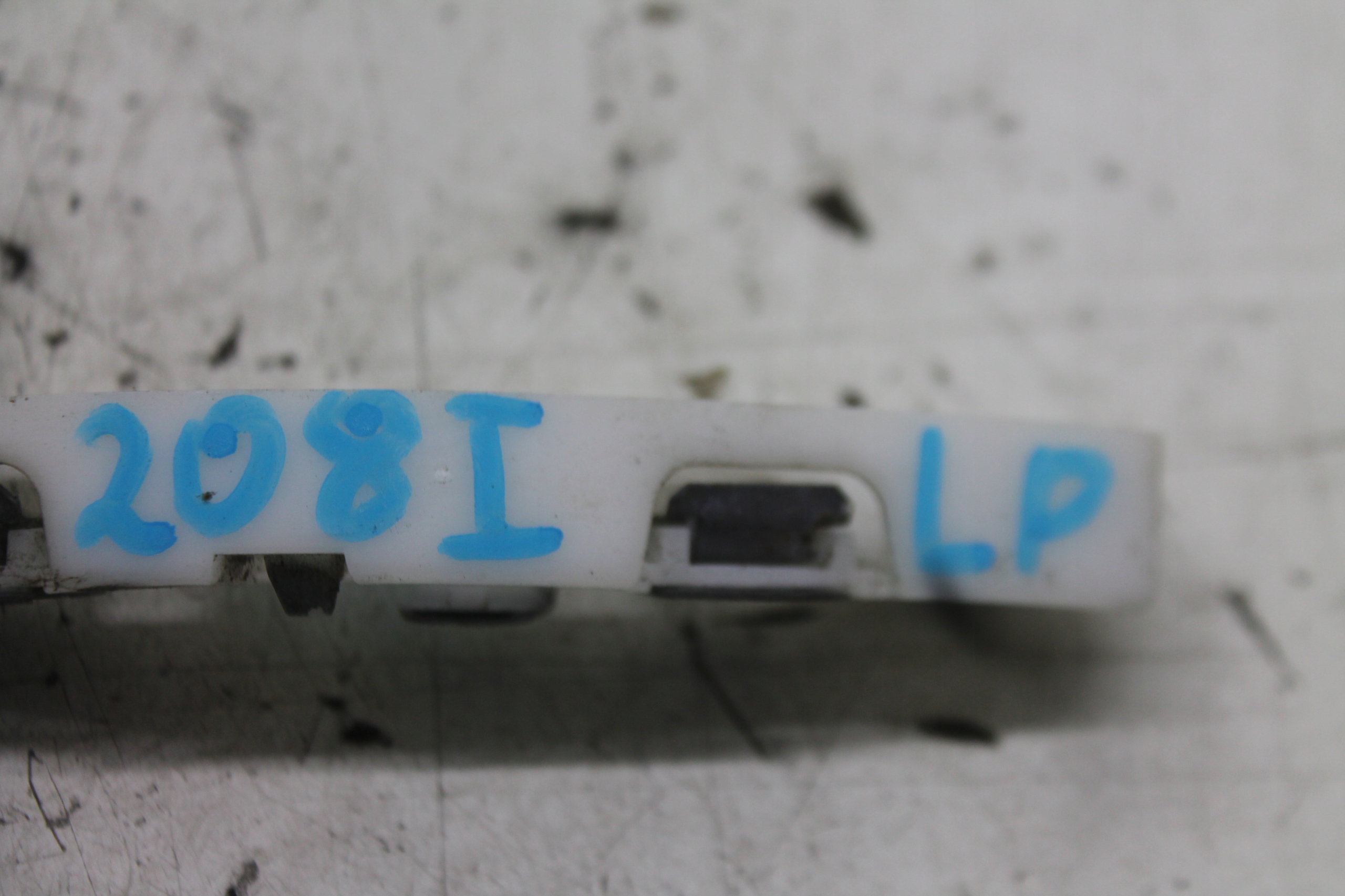 bumper bracket left front front PEUGEOT 208 and LIFT 15-19 9673270180