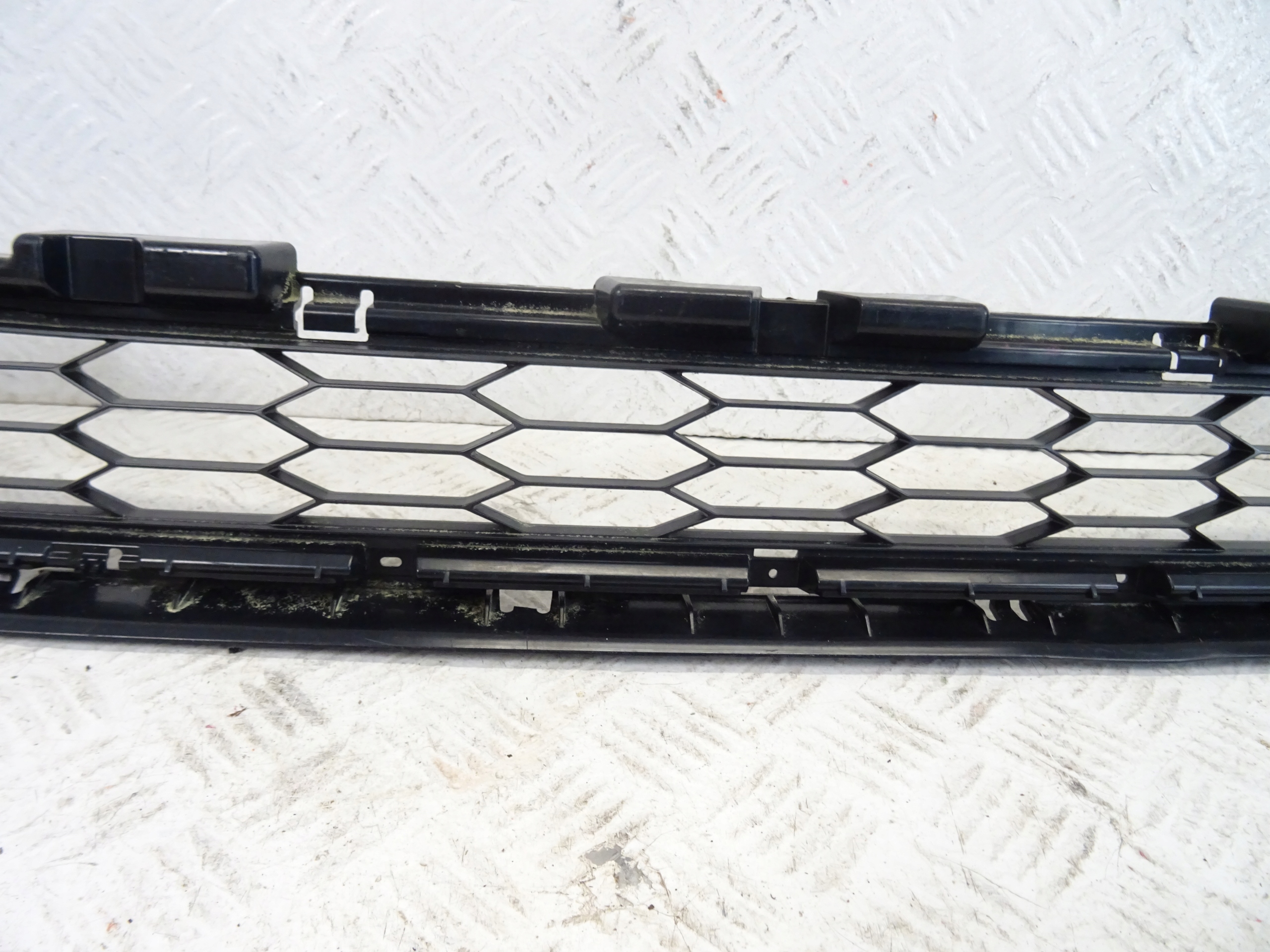 grid of a bumper front front central HONDA CRV III LIFT