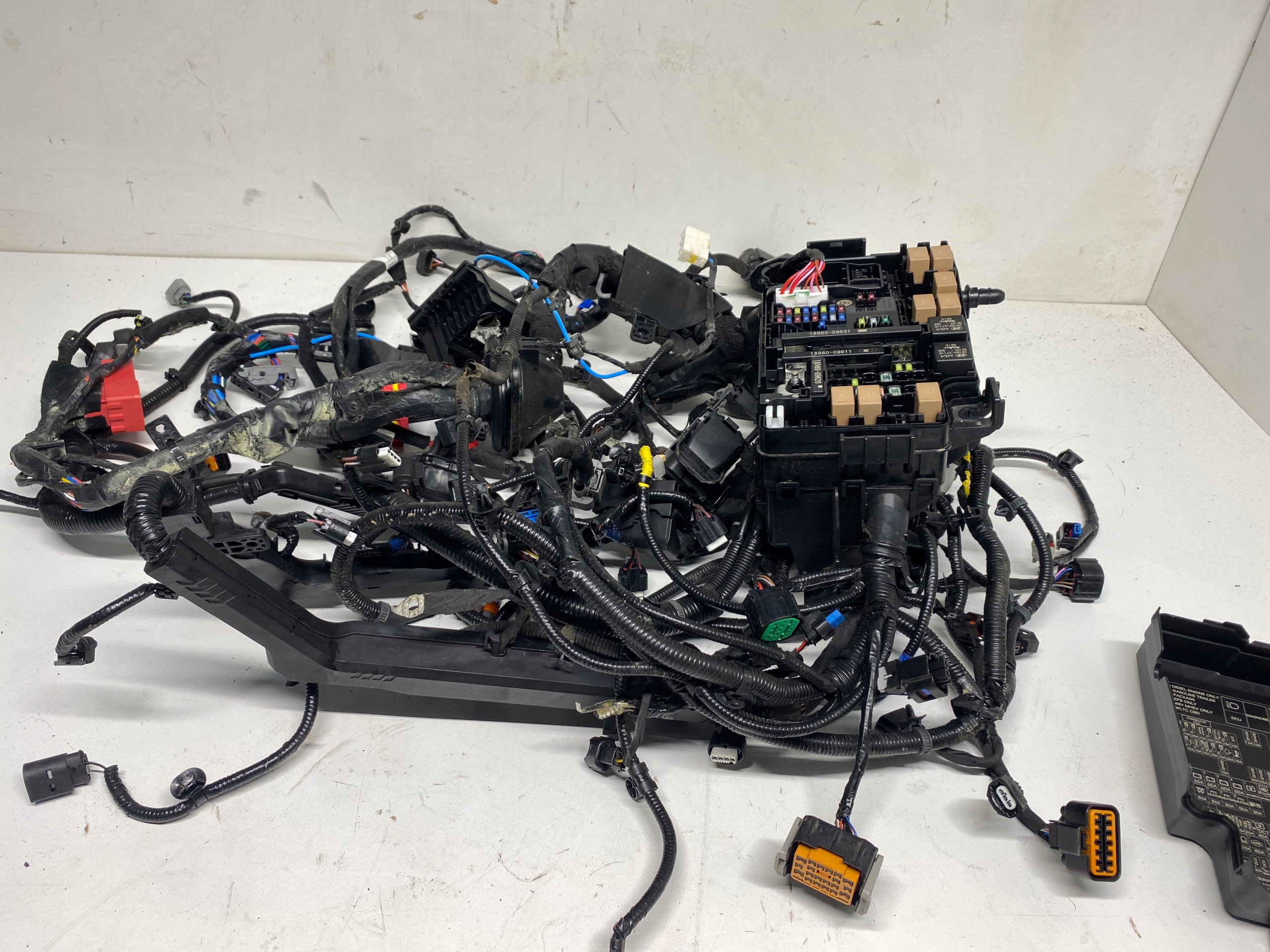 PUSZKA SKRZYNKA BEZPIECZNIKÓW INSTALACJA KIA CEED III LIFT 1.5 T 21-24 Jakość części (zgodnie z GVO) O - oryginał z logo producenta pojazdu (OE)