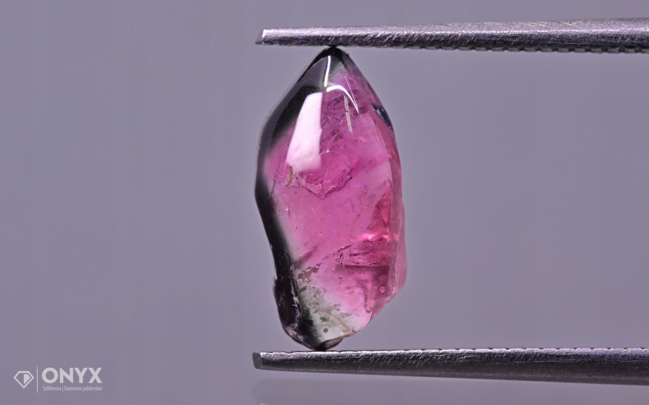 Turmalín konvexní nepravidelná dlažba 11x5,5 mm