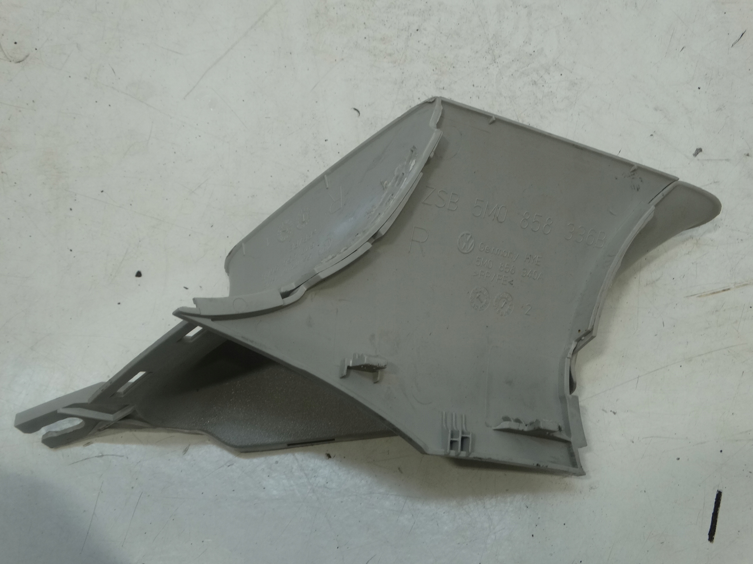 plastic cover SLUPKA right front VOLKSWAGEN GOLF VI plus 5M0858336B