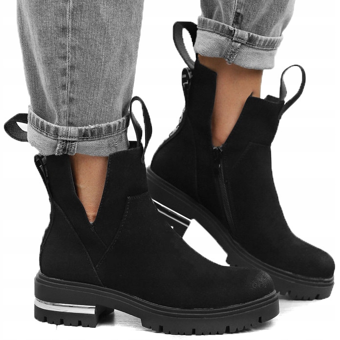 Černé dámské kotníkové boty vykrojené na kotníku, zateplené na plochém podpatku