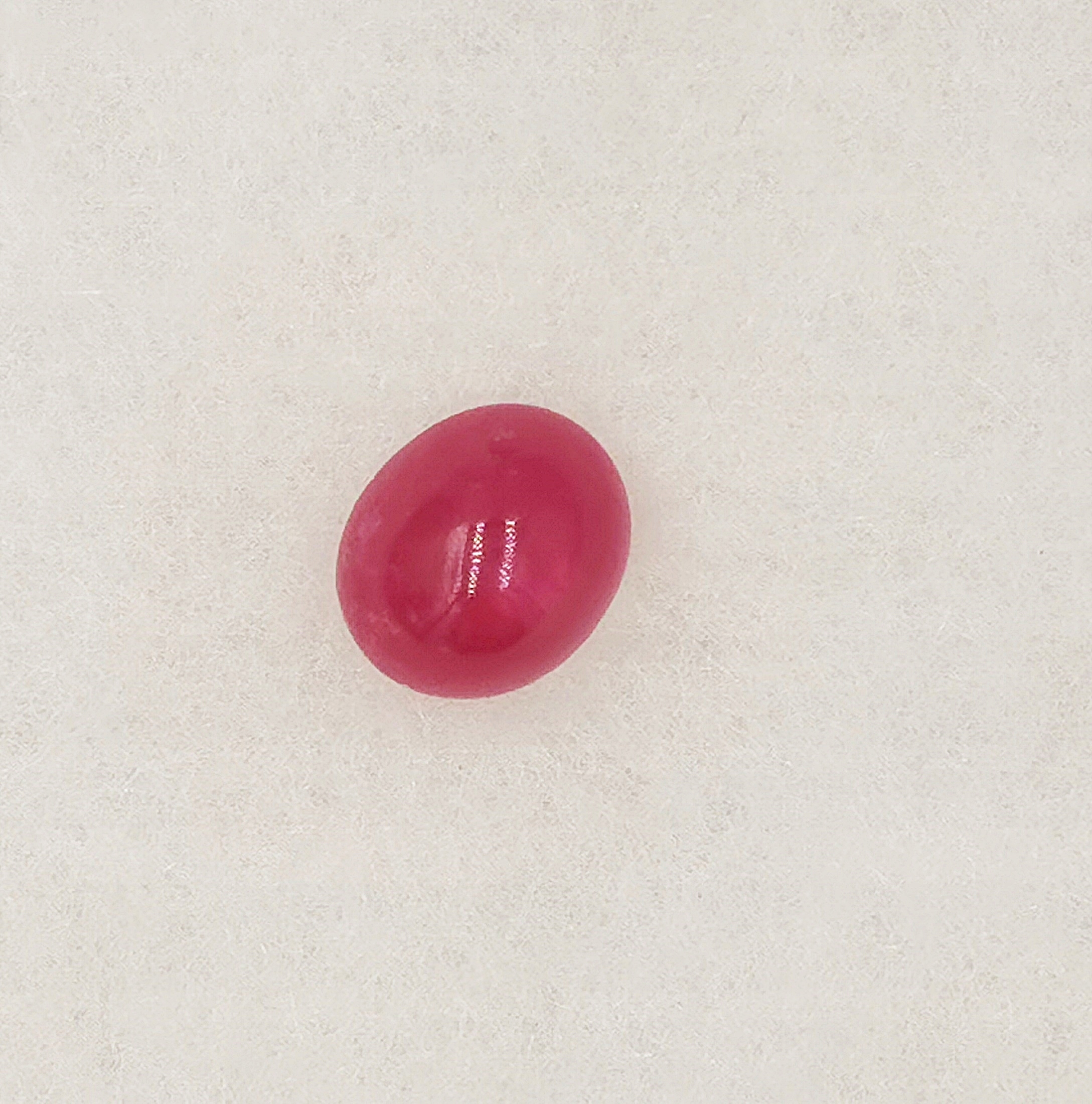 rubín kabošon ovál 17,09 ct 14,8 x 12,5 x 8,8 mm certifikát