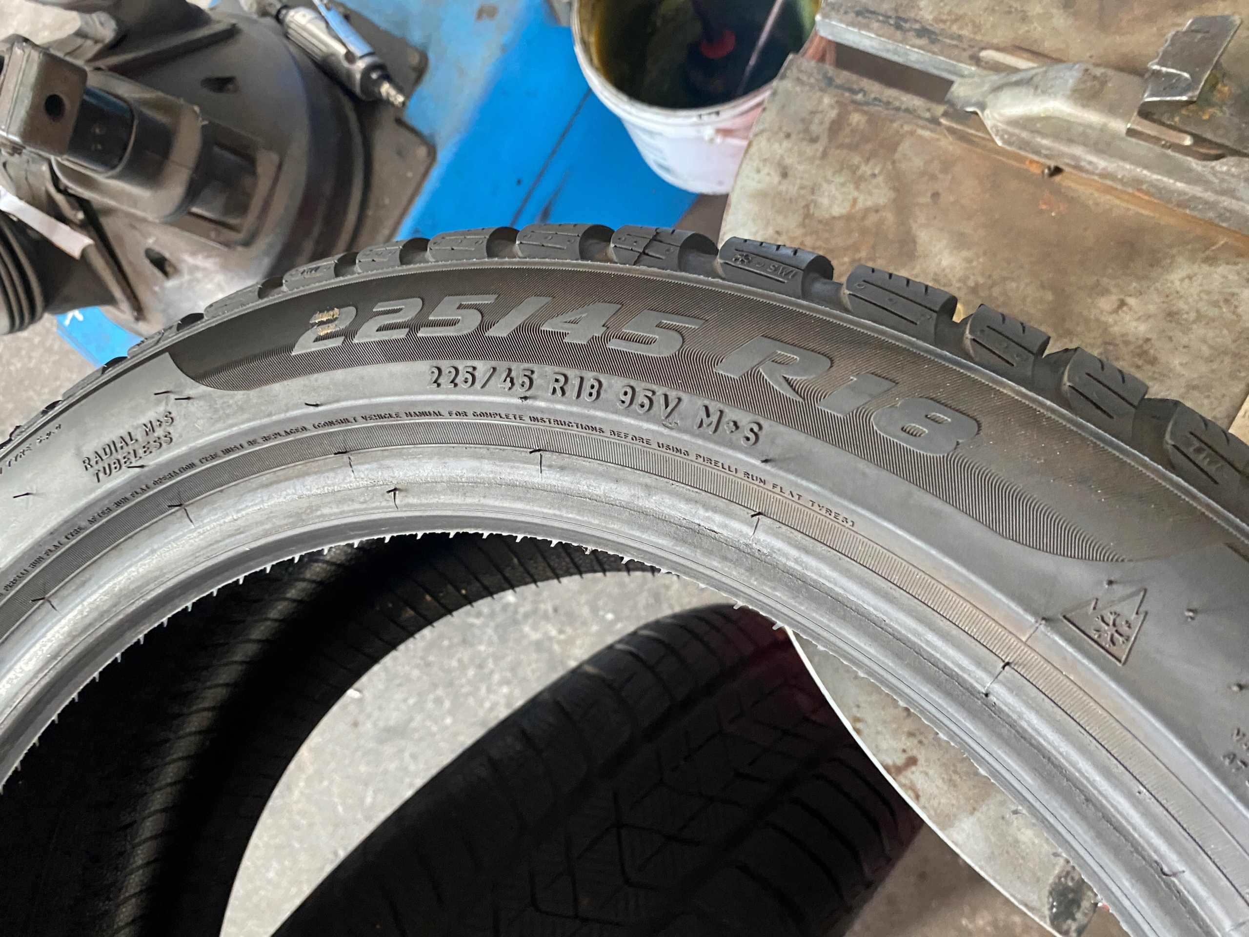 2 tyres winter 225/45R18 95V Pirelli Winter Sottozero 3 RUN FLAT 7mm