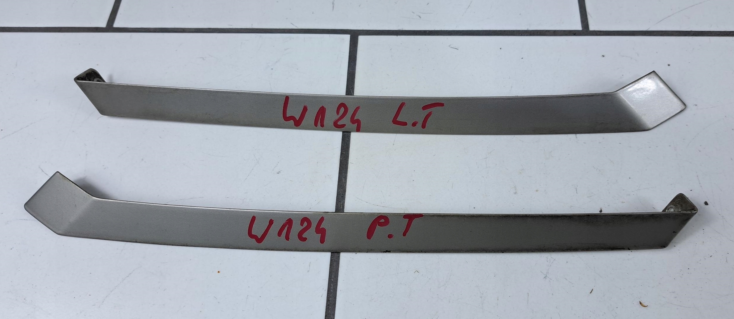 MERCEDES W124 SEDAN LISTWA SŁUPKA PRAWA PRAWY TYŁ